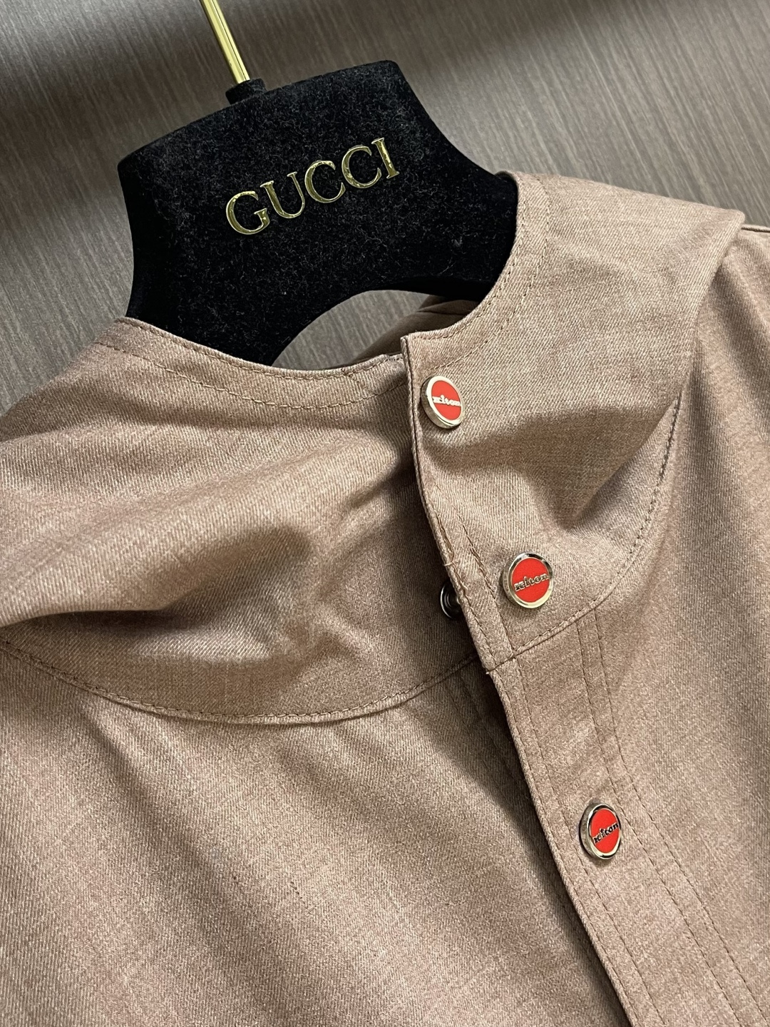 kiton 2026SS早春新款长袖连帽衬衫外套，延续了品牌经典鲜明的风格设计，大气奢华的走线真是好看到