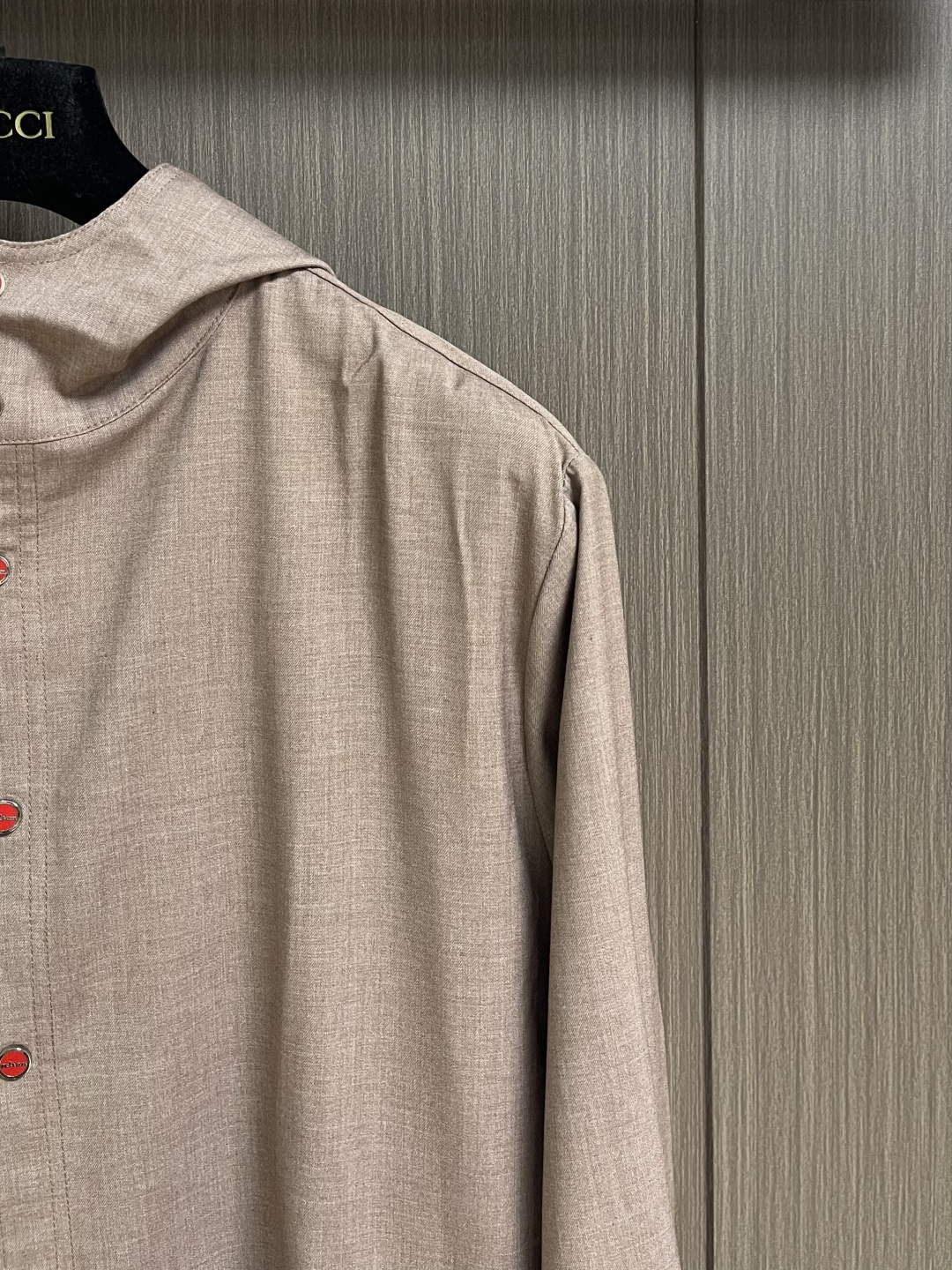 kiton 2026SS早春新款长袖连帽衬衫外套，延续了品牌经典鲜明的风格设计，大气奢华的走线真是好看到
