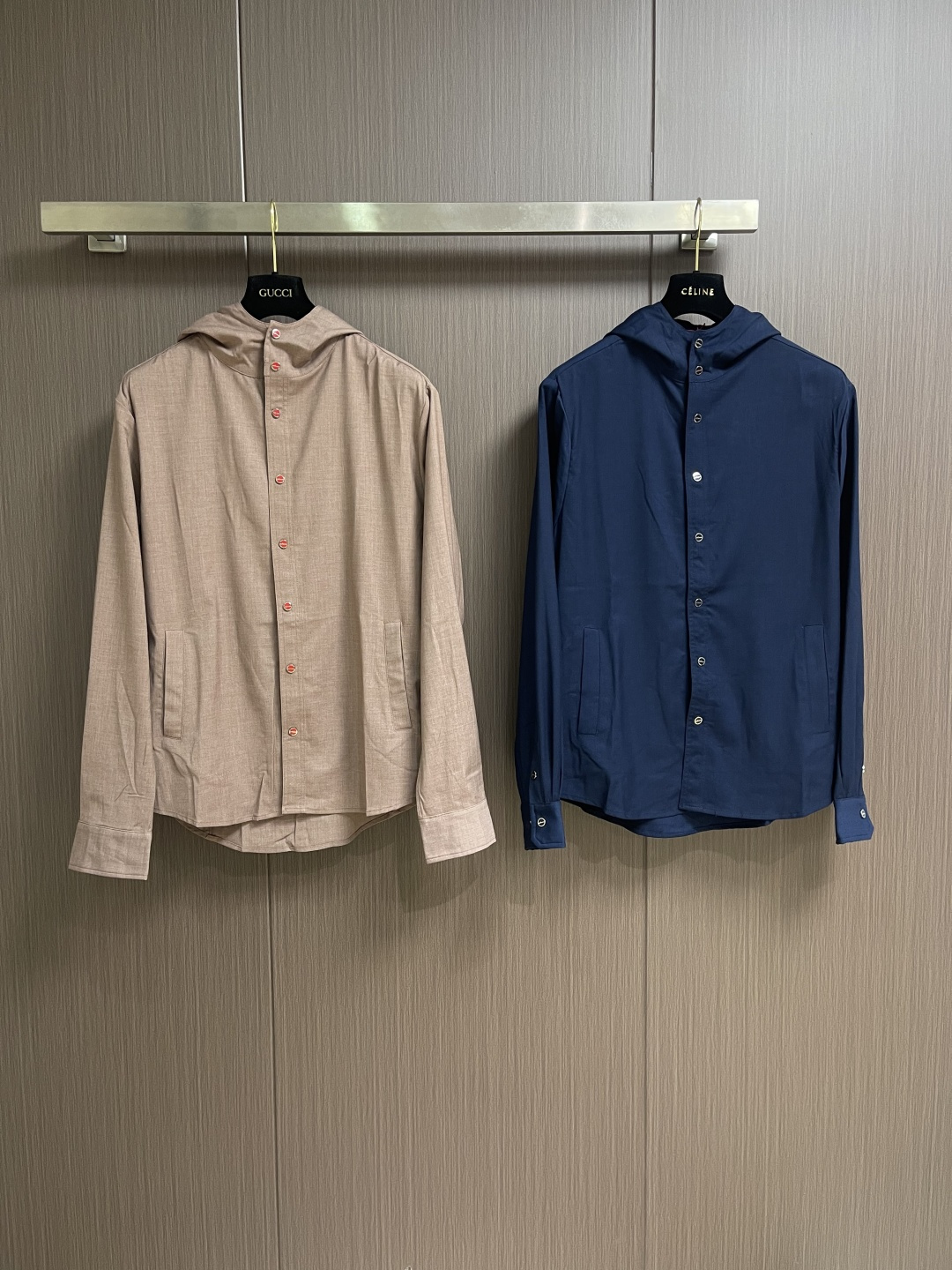 kiton 2026SS早春新款长袖连帽衬衫外套，延续了品牌经典鲜明的风格设计，大气奢华的走线真是好看到