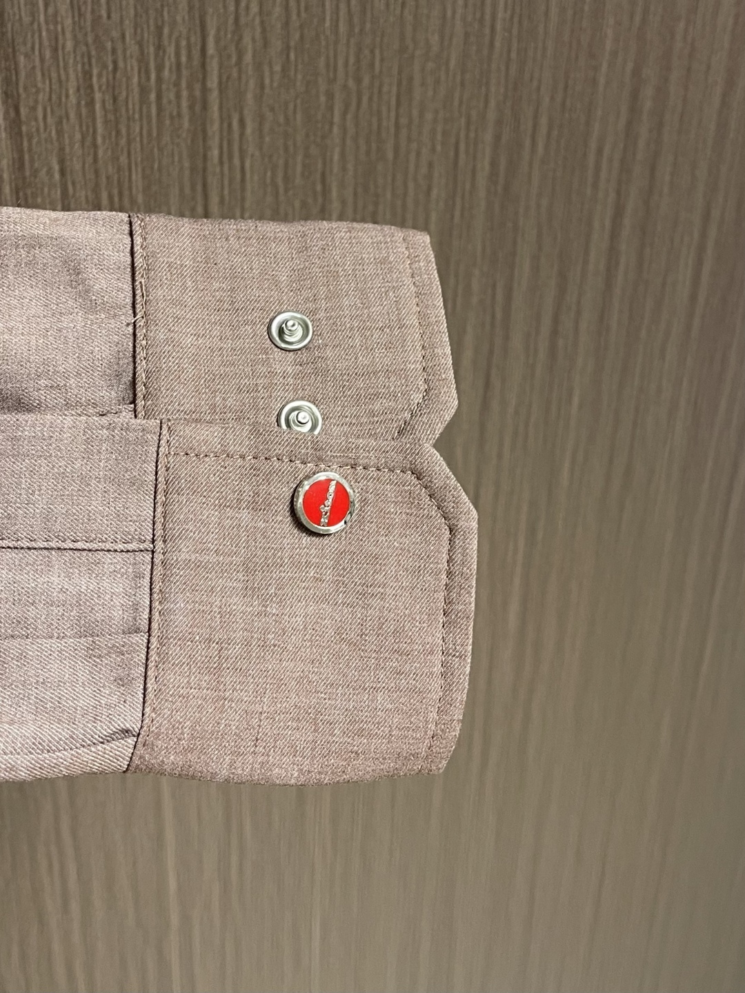 kiton 2026SS早春新款长袖连帽衬衫外套，延续了品牌经典鲜明的风格设计，大气奢华的走线真是好看到