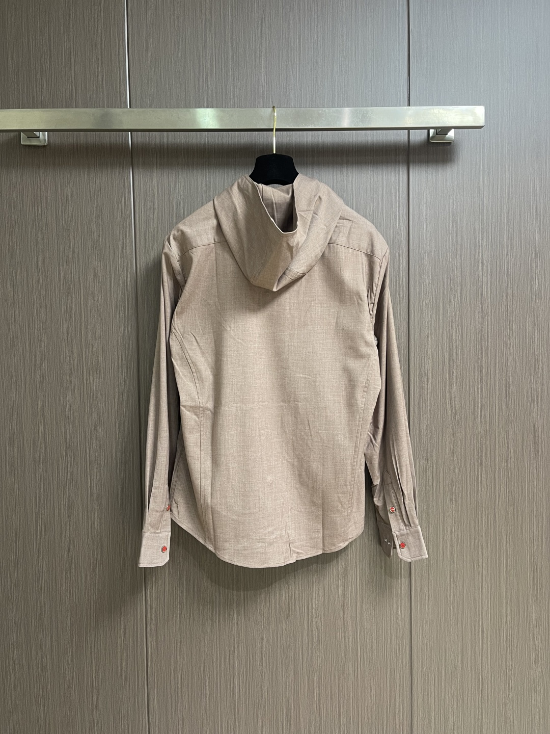 kiton 2026SS早春新款长袖连帽衬衫外套，延续了品牌经典鲜明的风格设计，大气奢华的走线真是好看到