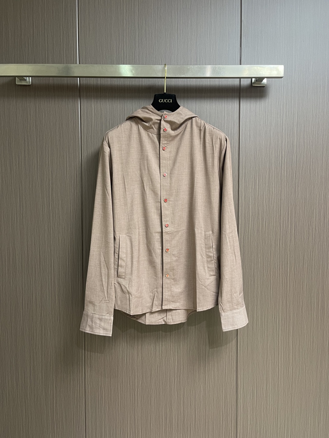 kiton 2026SS早春新款长袖连帽衬衫外套，延续了品牌经典鲜明的风格设计，大气奢华的走线真是好看到