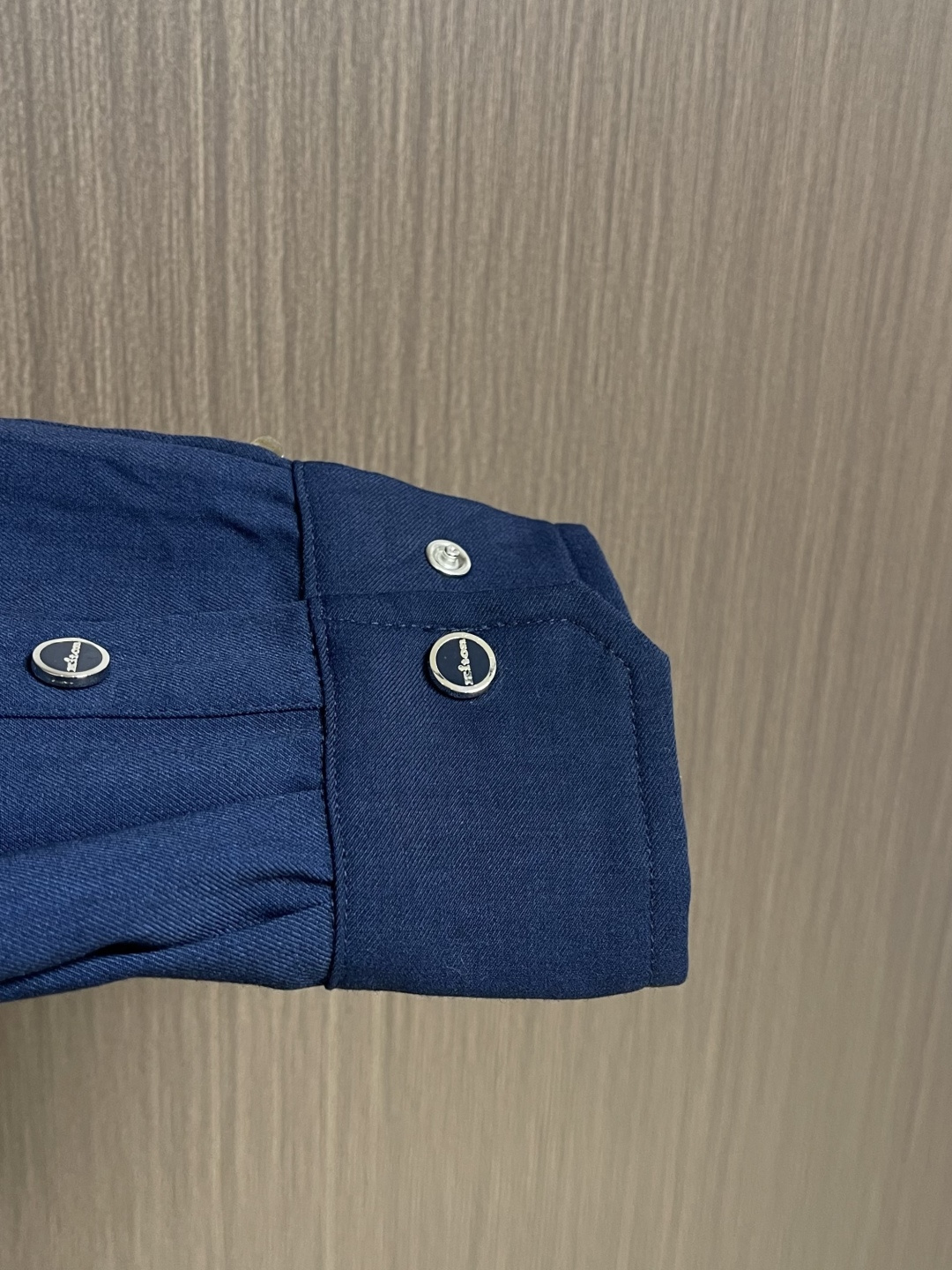 kiton 2026SS早春新款长袖连帽衬衫外套，延续了品牌经典鲜明的风格设计，大气奢华的走线真是好看到
