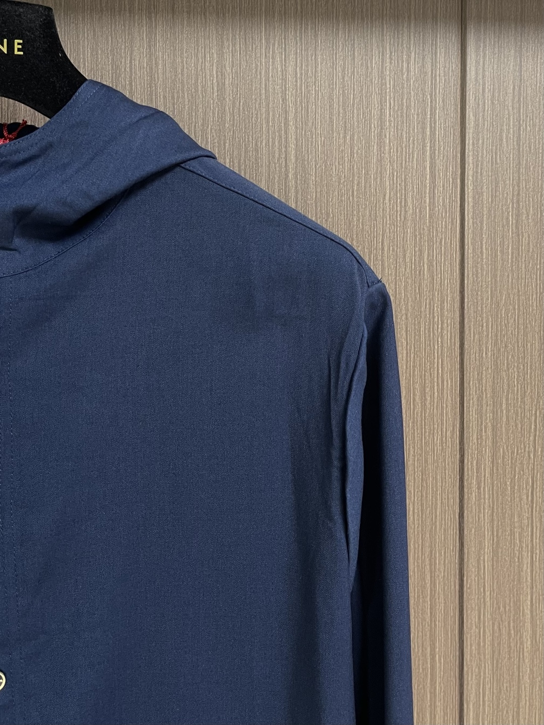 kiton 2026SS早春新款长袖连帽衬衫外套，延续了品牌经典鲜明的风格设计，大气奢华的走线真是好看到
