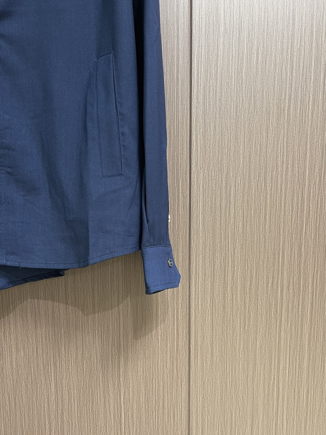 kiton 2026SS早春新款长袖连帽衬衫外套，延续了品牌经典鲜明的风格设计，大气奢华的走线真是好看到