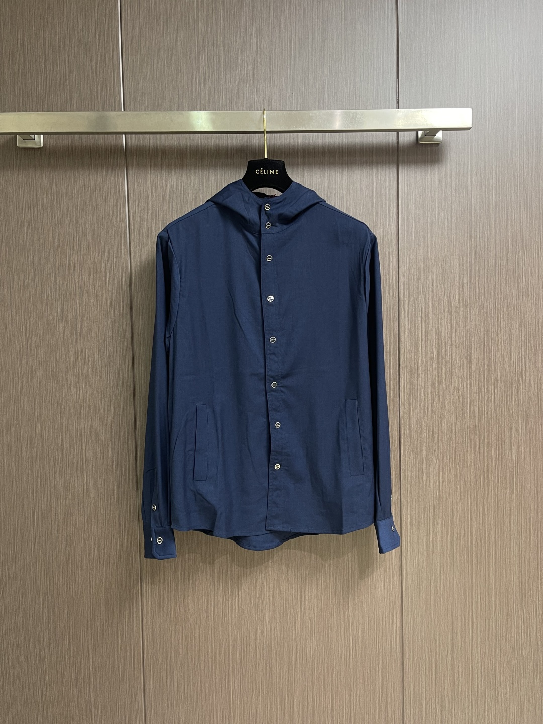 kiton 2026SS早春新款长袖连帽衬衫外套，延续了品牌经典鲜明的风格设计，大气奢华的走线真是好看到