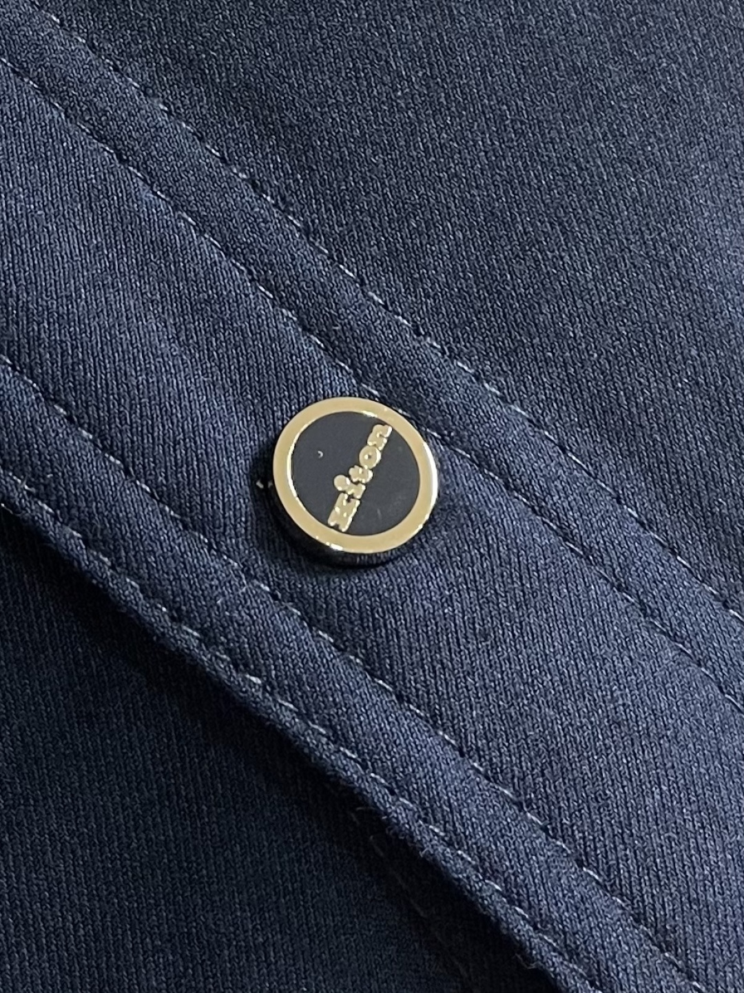 kiton 2026SS早春新款长袖连帽衬衫外套，延续了品牌经典鲜明的风格设计，大气奢华的走线真是好看到