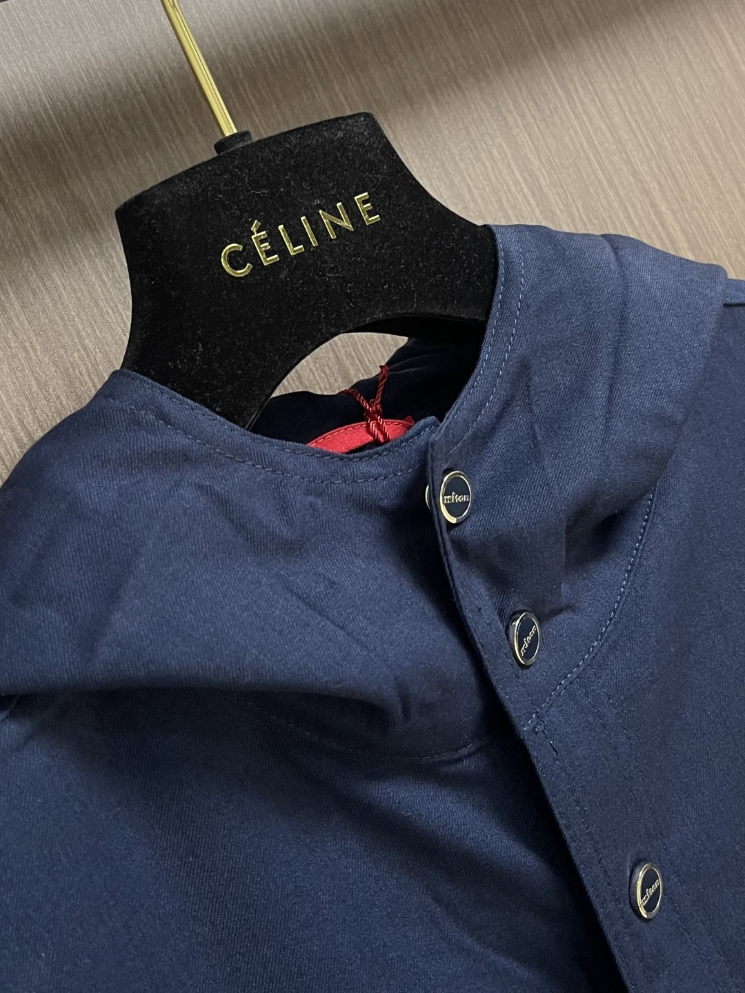 kiton 2026SS早春新款长袖连帽衬衫外套，延续了品牌经典鲜明的风格设计，大气奢华的走线真是好看到