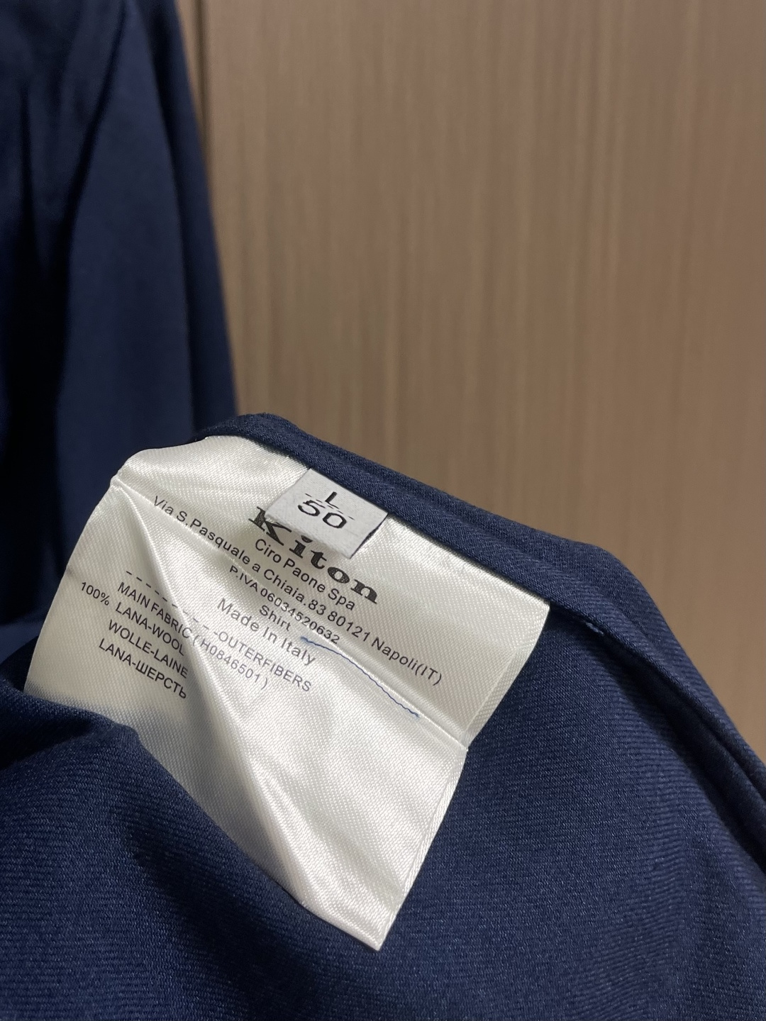 kiton 2026SS早春新款长袖连帽衬衫外套，延续了品牌经典鲜明的风格设计，大气奢华的走线真是好看到