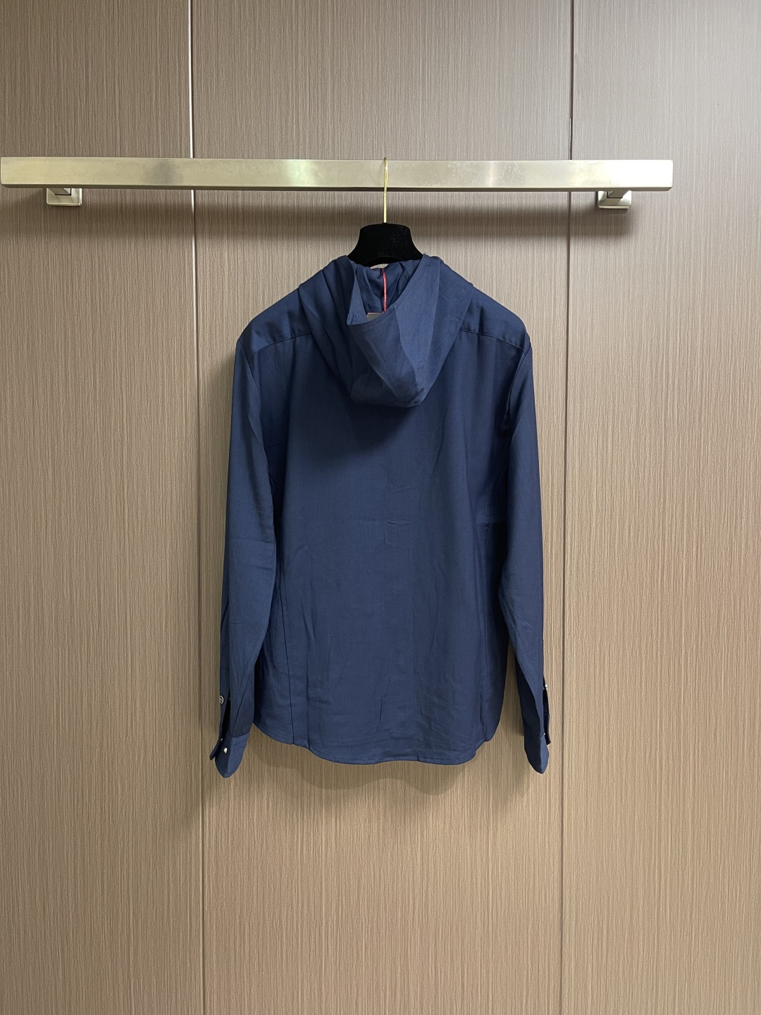 kiton 2026SS早春新款长袖连帽衬衫外套，延续了品牌经典鲜明的风格设计，大气奢华的走线真是好看到