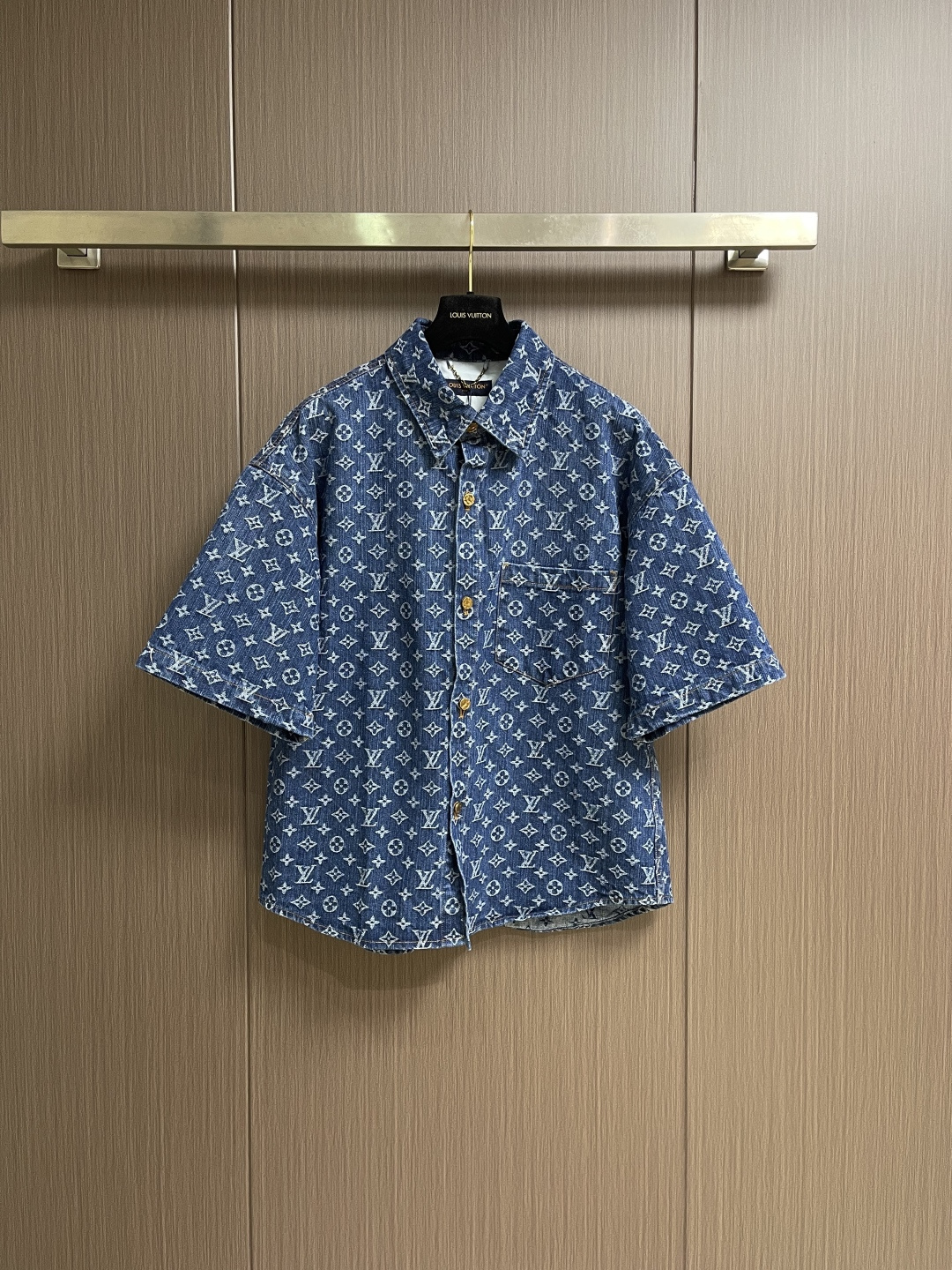 NO:756945,Tops shorts LV  2026SS new spring and summer full-print presbyopic denim short-sleeved shirt and shorts suit, made of the brand's specially supplied retro denim denim fabric. The texture is crisp and soft, with a soft wearing feel, excellent wear resistance and wrinkle resistance, and perfectly presents the texture and style of classic denim items; the jacket has a lapel short-sleeved style, a neat collar to modify the neck line, and a three-quarter sleeve design that meets the needs of spring and summer wear, taking into account the refreshing feeling and styling; the body is fully printed  The brand's classic presbyopia pattern adopts high-precision printing and dyeing technology. The pattern is clear and three-dimensional and does not fade after long-term washing. It perfectly integrates the brand's iconic elements with the denim material. The single-row button opening and closing of the body is made of customized metal buttons. The texture is thick and glossy, and the details highlight high-end quality. The bottoms and bottoms are designed with the same color and pattern. The cut is neat and consistent with the matching style, making it easy to create an overall look. Sizes S-XL  29-30-31-32 Counter size is too large,,louis vuitton,shorts,jackets & coats,shirts,T-shirt,19860909上衣 短裤 LV 2026SS春夏新款满印老花牛仔短袖衬衫短裤套装,采用品牌特供复古丹宁牛仔面料,质地挺括有度,兼具柔软的穿着触感,耐磨抗皱性优异,完美呈现经典牛仔单品的质感与格调；外套翻领短袖款式,利落的领型修饰颈部线条,五分袖设计契合春夏穿着需求,兼顾清爽感与造型感；衣身满印品牌经典老花图案,采用高精度印染工艺,花纹清晰立体、久洗不褪色,将品牌标志性元素与牛仔材质完美融合；衣身单排纽扣开合,选用定制金属纽扣,质感厚重且光泽度佳,细节处彰显高端品质；下装与形成同色系同图案设计,版型剪裁利落,与搭配风格统一,轻松打造整体性造型.尺码S-XL 29-30-31-32 专柜码数 偏大,,louis vuitton,shorts,jackets & coats,shirts,T-shirt,,Men's clothing