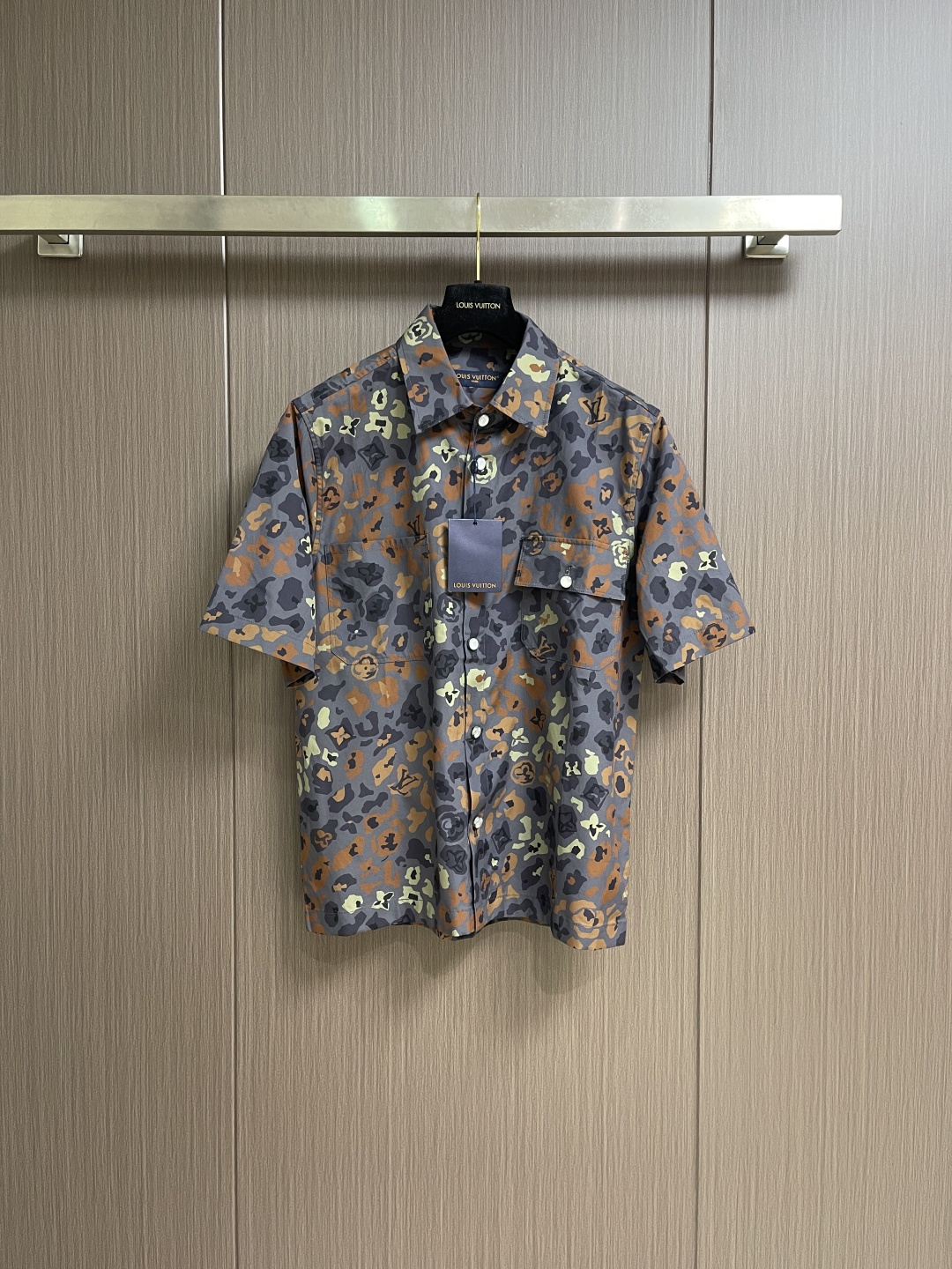 NO:756933,Tops shorts LV  Floral camouflage printed short-sleeved shirt and shorts set, made of high-count cotton blended functional fabric, with a tough and crisp texture and a soft and skin-friendly feel. It has good anti-wrinkle properties and breathability. It will not deform after long-term wear and is refreshing and non-sticky in summer. The body adopts an innovative fusion of the classic LV logo and camouflage elements. The dark camouflage texture is staggered and intertwined, and the color levels are rich and low-key.  Hidden luxury details can easily create a unique aura that combines street fashion with light luxury style; the classic pointed collar is paired with a chest pocket design, which is casual without losing the sense of drop; the same color buttons are customized at the placket, which opens and closes smoothly and is exquisite and durable; high-precision positioning printing technology is used in the garment process, and the pattern has strong adhesion and will not fade after washing. Sizes S-XL, Louis  vuitton,shorts,shirts,T-shirt,19860909上衣 短裤 LV 花卉迷彩印花短袖衬衫短裤套装,采用高支棉混纺功能性面料,质地坚韧挺括且触感软糯亲肤,兼具良好的抗皱性与透气性,久穿不变形且夏日穿着清爽不粘身；衣身采用经典LV标识与迷彩元素的创新融合,暗纹迷彩肌理错落交织,色彩层次丰富且低调中暗藏奢饰细节,轻松营造兼具街头潮流与轻奢格调的独特穿搭气场；经典尖领搭配胸袋设计,随性中不失利落感,门襟处定制同色系纽扣,开合顺滑且精致耐看；成衣工艺上采用高精度定位印花技术,图案附着力强久洗不褪色.尺码S-XL,,louis vuitton,shorts,shirts,T-shirt,,Men's clothing