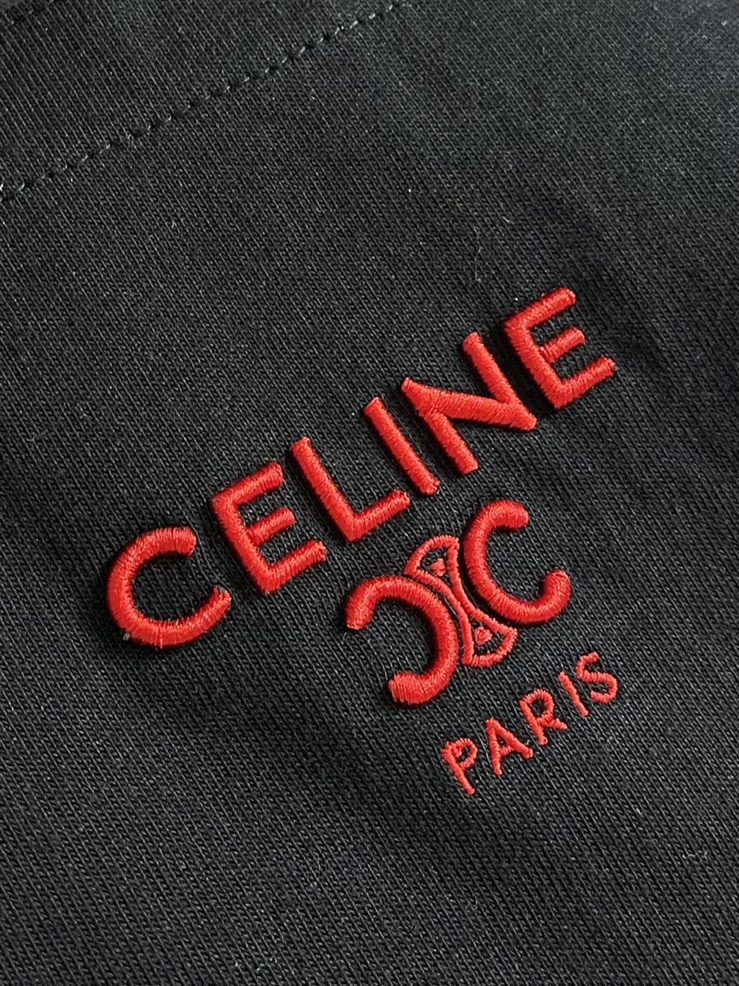 Celine 徽标刺绣口袋短袖T恤，本品采用15支特纺紧密棉，克重为230gm2;32支1x1罗纹，克重
