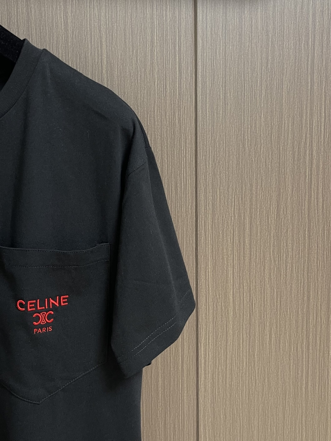 Celine 徽标刺绣口袋短袖T恤，本品采用15支特纺紧密棉，克重为230gm2;32支1x1罗纹，克重