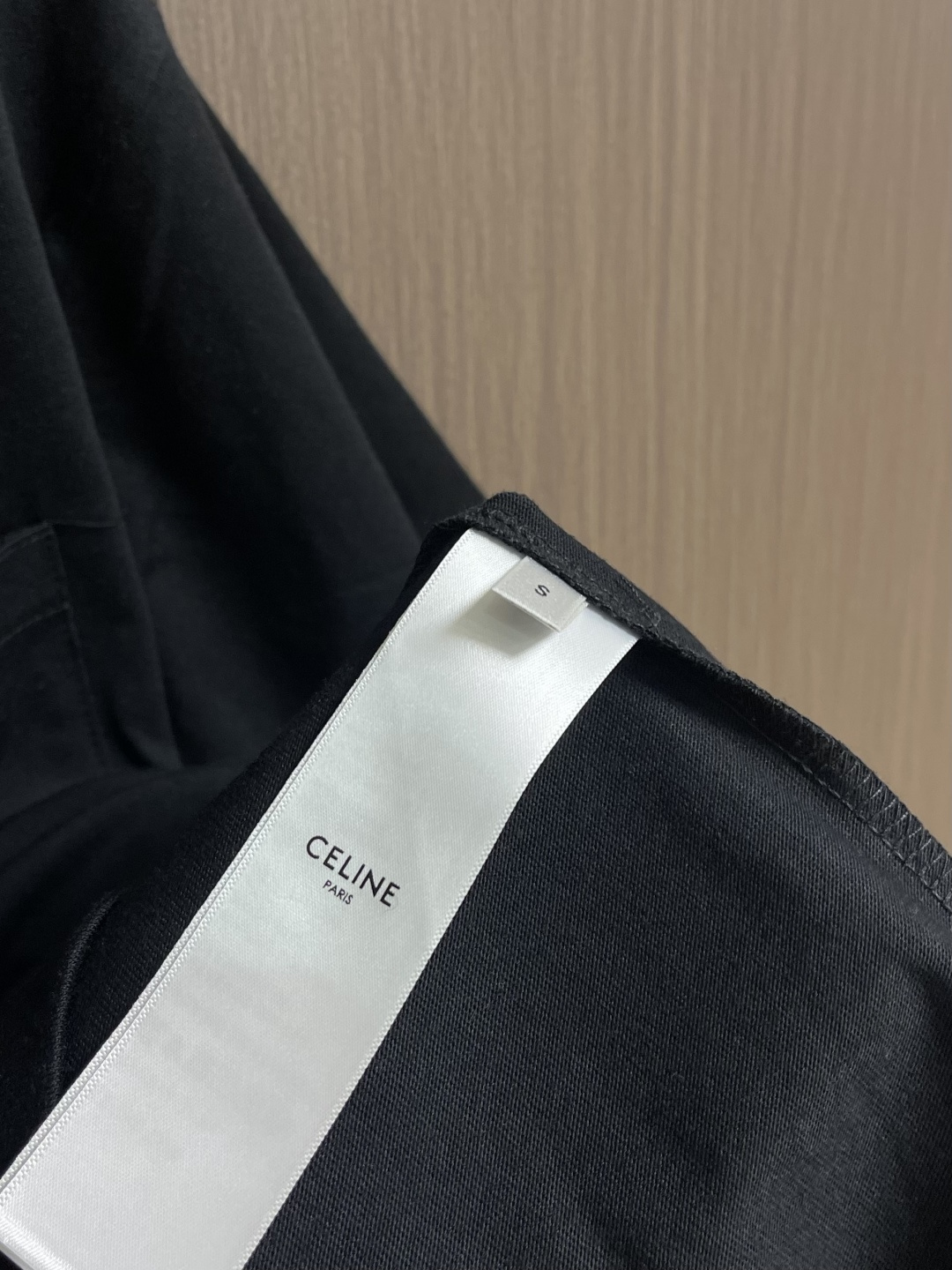 Celine 徽标刺绣口袋短袖T恤，本品采用15支特纺紧密棉，克重为230gm2;32支1x1罗纹，克重