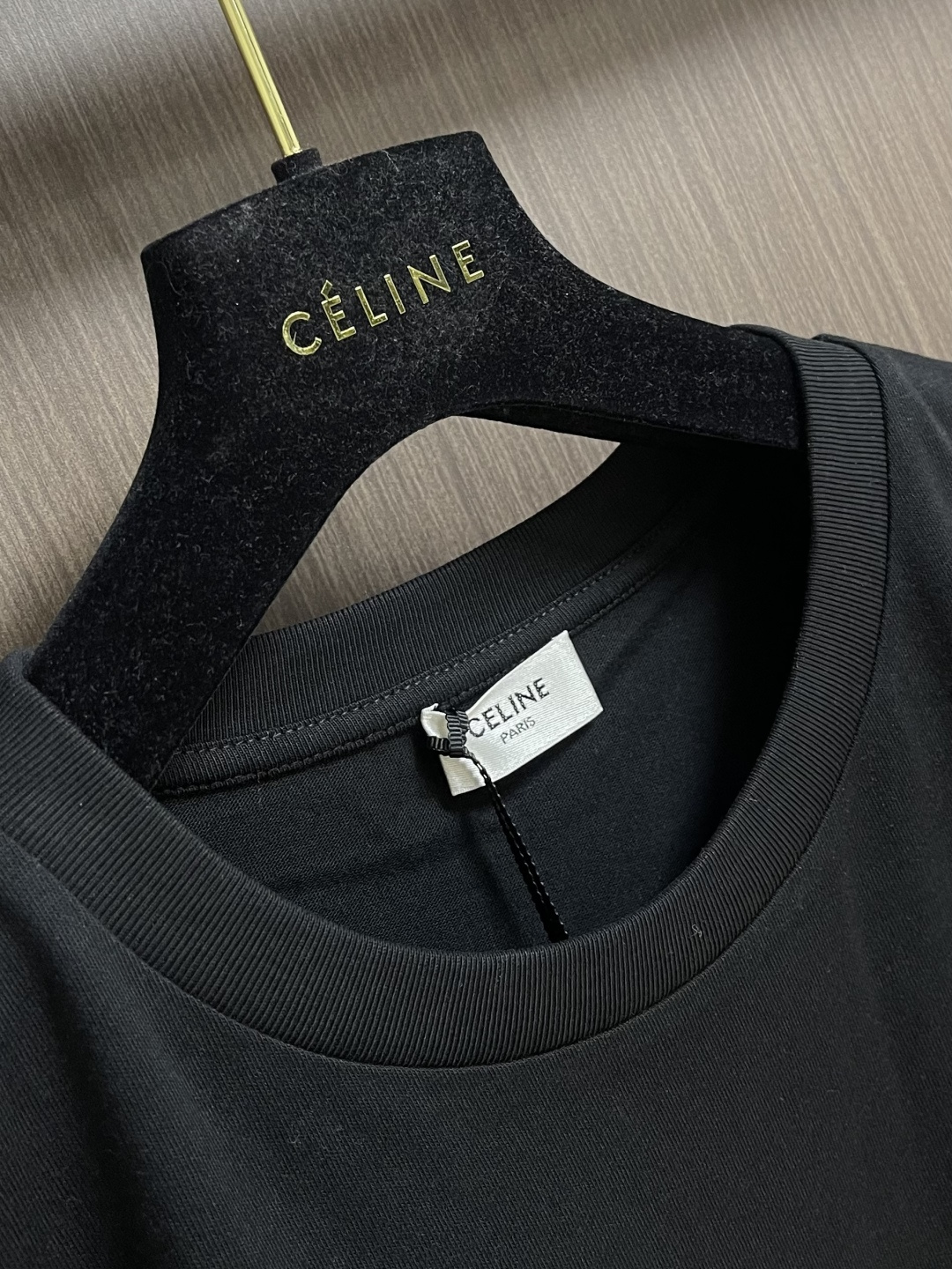 Celine 徽标刺绣口袋短袖T恤，本品采用15支特纺紧密棉，克重为230gm2;32支1x1罗纹，克重