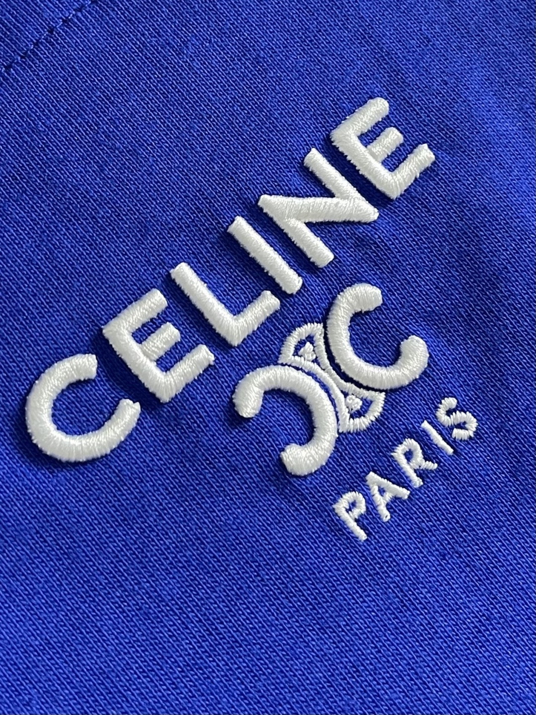 Celine 徽标刺绣口袋短袖T恤，本品采用15支特纺紧密棉，克重为230gm2;32支1x1罗纹，克重