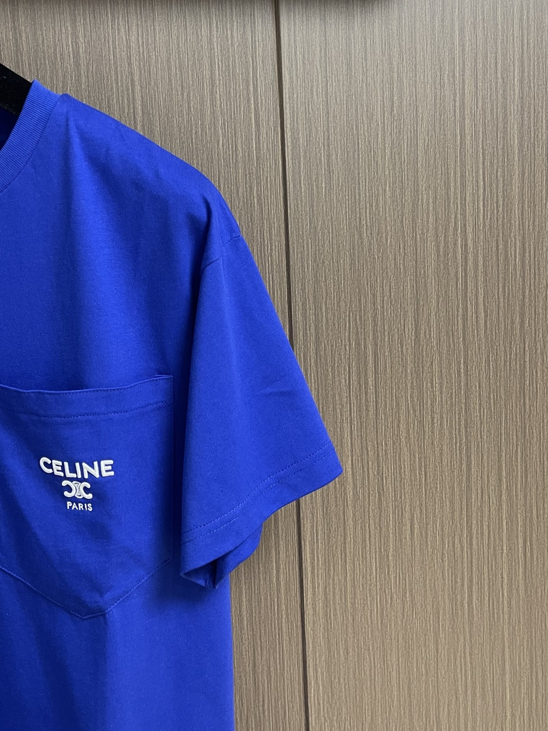 Celine 徽标刺绣口袋短袖T恤，本品采用15支特纺紧密棉，克重为230gm2;32支1x1罗纹，克重