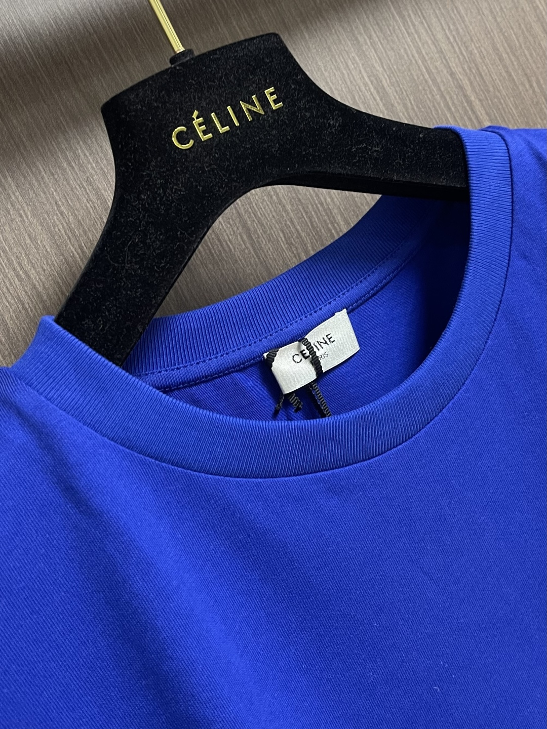Celine 徽标刺绣口袋短袖T恤，本品采用15支特纺紧密棉，克重为230gm2;32支1x1罗纹，克重
