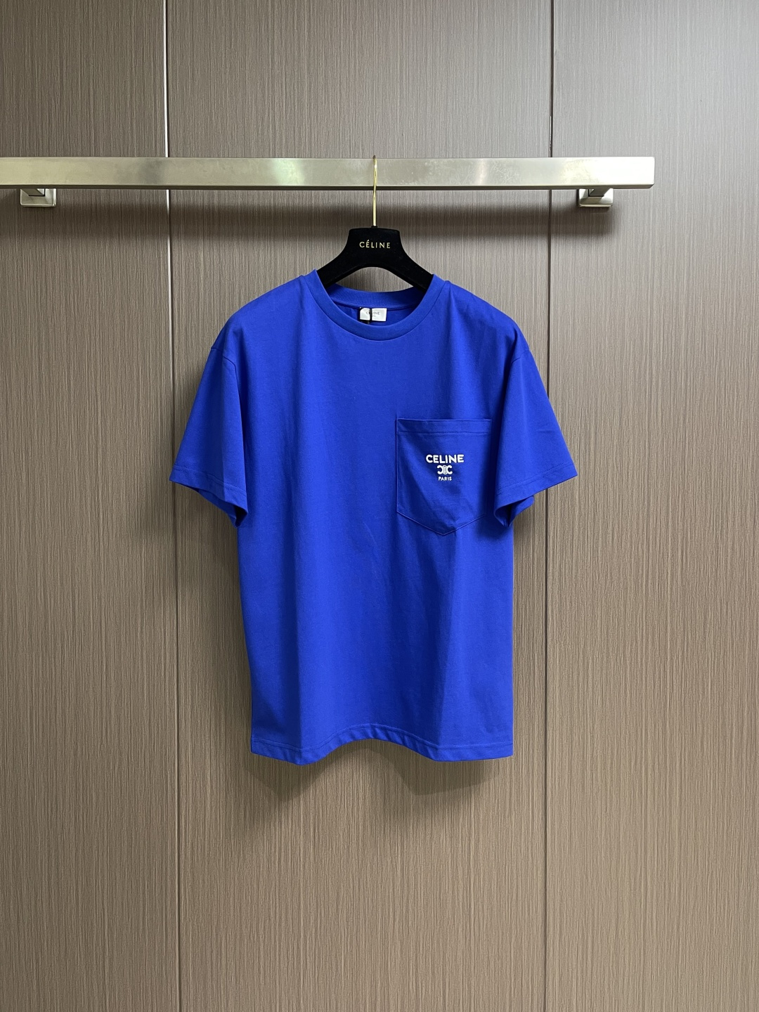 NO:745946,Celine  Logo embroidered pocket short-sleeved T-shirt, this product is made of 15-count special-spun compact cotton with a weight of 230gm2; 32-count 1x1 rib with a weight of 340gm2. The special-spun compact cotton uses compact spinning technology in the spinning process, which effectively reduces yarn hairiness, making the fabric structure denser, the surface smoother, and better in pilling resistance. The weight of the fabric is medium to heavy, ensuring good crispness and drape of the clothing.  , not easy to collapse and deform. The rib is used for the neckline. Its high count and high weight ensures the excellent elastic recovery, thick feeling and anti-deformation ability of the collar. It is the key to ensure that the neckline does not deform after long-term wear. The stitching method of needle embroidery is used, which is a straight line embroidery with stitches closely connected and evenly arranged. It is often used to outline clear and smooth outlines and fillings. The overall routing is straight and delicate, the fabric is comfortable and soft, and the colors are consistent and without color difference.  It can be matched with the same style to create a fashionable look, and can be used in various occasions. Customized accessories, complete with three standards, same style for men and women!  Sizes XS-L19860909Celine 徽标刺绣口袋短袖T恤,本品采用15支特纺紧密棉,克重为230gm2;32支1x1罗纹,克重为340gm2.特纺紧密棉在纺纱环节应用了紧密纺技术,有效减少了纱线毛羽,使得面料结构更密实、表面更光洁、抗起球性更佳.面料克重属于中等偏重磅,确保了衣物良好的挺括感和垂坠性,不易软塌变形.罗纹用于领口,其高支高克重特性确保了领型极佳的弹性恢复力、厚实感和抗变形能力,是保证长期穿着后领口不变形的关键.采用挨针刺绣的针法,这是一种针脚紧密相连、排列均匀的直线绣,常用于勾勒清晰平滑的轮廓和填充.整体走线平直细腻,面料舒适柔软,颜色一致无色差 能与同款搭配营造时尚造型,驾驭各种场合,定制辅料,三标齐全,男女同款！尺码XS-L XS码肩宽51.5 胸围106 衣长70  S码肩宽53.0 胸围110 衣长72  M码 肩宽54.5 胸围114衣长74 L码 肩宽56.0 胸围118衣长76,,celine,T-shirt,tees，t-shirt,,Men's clothing