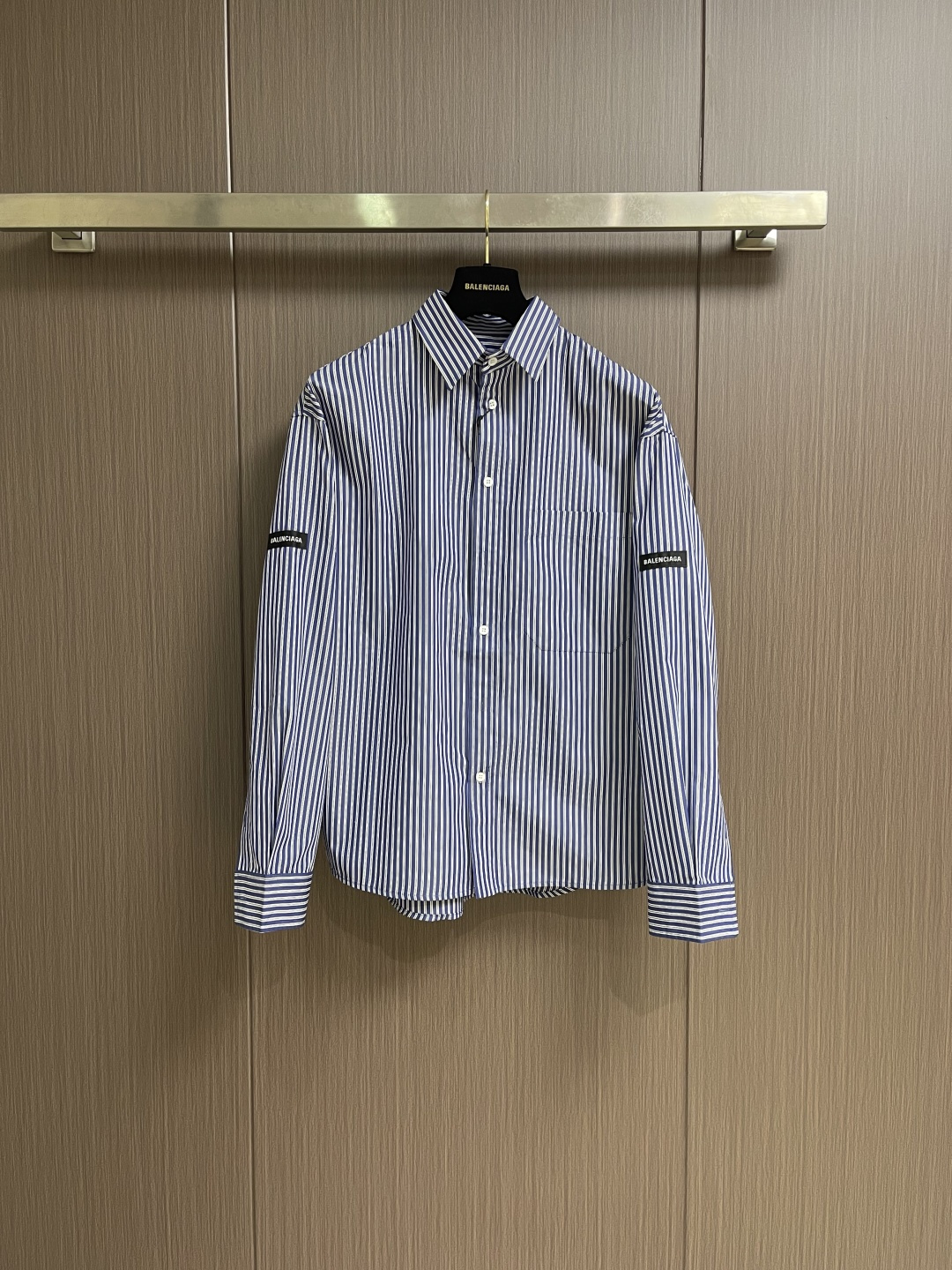 NO:756892,BALENCIAGA  The simple striped long-sleeved shirt with Balenciaga logo is made of high-count combed cotton blended fabric. It has a fine and soft texture, excellent drape and strong wrinkle resistance. It is breathable and dry to wear, and will not deform easily after long-term washing. It perfectly balances the two characteristics of comfort and stiffness. The classic vertical stripe design is simple and elegant, with its own visual slimming effect, making it easy to handle business commuting and daily leisure.  scene; the cuffs are embellished with exclusive woven label logos, breaking the monotony of solid colors, low-key highlighting the brand's luxury identity; the pockets are simple, neat and non-redundant, maintaining a clean and high-end sense of the overall style; exquisite sewing details, the placket and shoulder seams are fine and neat stitches, the collar is reinforced and sewn to prevent deformation, and the hardware buttons open and close smoothly and have a refined texture. Sizes S-XL  S size bust 122 shoulder width 54 length 70 M size bust 126 shoulder width 55 length 71 L size bust 130 shoulder width 56 length 72 XL size chest 134 shoulder width 57 length 73,,balenciaga,balenciaga,shirts,19860909BALENCIAGA 巴黎世家标识简约条纹长袖衬衫,采用高支精梳棉混纺面料,质地细腻软糯,垂坠感极佳且抗皱性强,穿着透气干爽,久洗不易变形,完美兼顾舒适与挺括两大特质；经典竖条纹设计简约大气,自带视觉显瘦效果,轻松驾驭商务通勤与日常休闲多种场景；袖口专属织唛标识点缀,打破纯色单调感,低调彰显品牌奢品身份,口袋简约利落不冗余,保持整体版型的干净高级感；精工缝制细节处,门襟与肩缝处针脚细密工整,领口加固缝制不易变形,五金纽扣开合顺滑质感精致.尺码S-XL  S码 胸围122 肩宽54衣长70 M码 胸围126 肩宽55衣长71 L码 胸围130 肩宽56衣长72 XL码 胸围134 肩宽57衣长73,,balenciaga,balenciaga,shirts,,Men's clothing