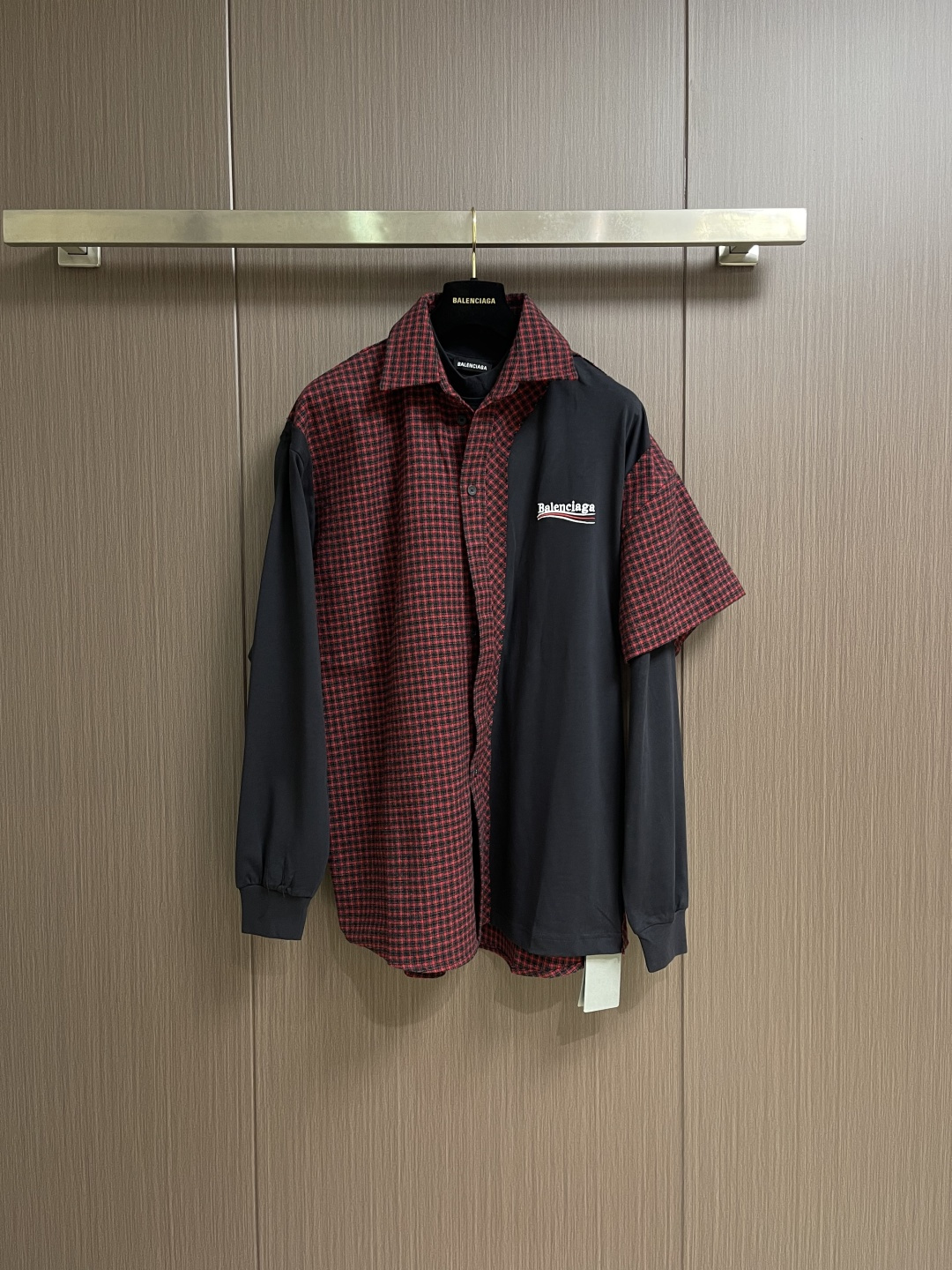 NO:756894,BALENCIAGA  Balenciaga embroidered and spliced plaid lapel long-sleeved shirt is made of imported custom plaid flannel and heavy cotton fabrics, double-layered. The plaid part has been pre-shrunk and sanded, with a soft and waxy texture that is skin-friendly and has good warmth retention. The cotton part is stiff and stylish, with good breathability and drape, ensuring the quality and practicality of the shirt; the neckline adopts a classic lapel design, with single-row button closure.  Neat and stylish, it can modify the neck line and add a retro style; the body adopts irregular deconstruction splicing technology, and the raw edge details and brand logo printing technology are delicate and eye-catching, breaking the monotony of traditional shirts and adding recognition and design level; using manual raw edge processing and double-thread seaming technology, the stitching is fine and even, and the fabric splicing is smooth and firm. Size S-XL  S size bust 120 shoulder width 60 length 80 medium size bust 124 shoulder width 61.5 length 81 L size bust 128 shoulder width 63 length 82 XL size bust 132 shoulder width 64.5 length 83,,balenciaga,balenciaga,shirts,19860909BALENCIAGA 巴黎世家刺绣拼接格纹翻领长袖衬衫,采用进口定制格纹法兰绒与重磅棉质面料双层拼接,格纹部分经预缩磨毛处理,质地软糯亲肤、保暖性佳,棉质部分则挺括有型,兼具良好的透气性与垂坠感,保证了衬衫的品质与实用性；领口采用经典翻领设计,单排纽扣开合,利落有型,既能修饰颈部线条又增添复古格调；衣身采用不规则解构拼接工艺,毛边细节与品牌标识印花工艺细腻醒目,打破传统衬衫的单调感,增添了辨识度与设计层次；采用手工毛边处理与双线锁边工艺,针脚细密均匀,面料拼接处处理得平整牢固.尺码S-XL  S码 胸围120 肩宽60 衣长80 M码 胸围124 肩宽61.5衣长81 L码 胸围128 肩宽63 衣长82 XL码 胸围132 肩宽64.5衣长83,,balenciaga,balenciaga,shirts,,Men's clothing