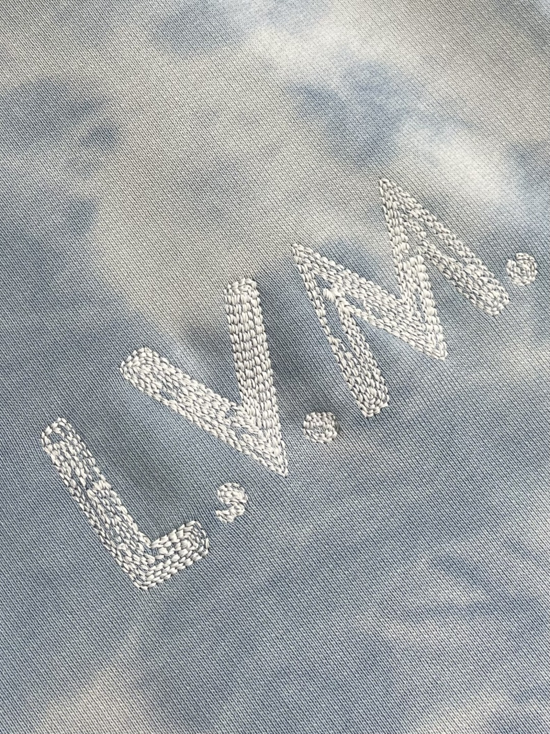 LV 云朵扎染圆领卫衣，采用起绒处理棉质鱼鳞底面料，正面光洁，内里形成丰盈绒毛，配合独特的鱼鳞针织结构，