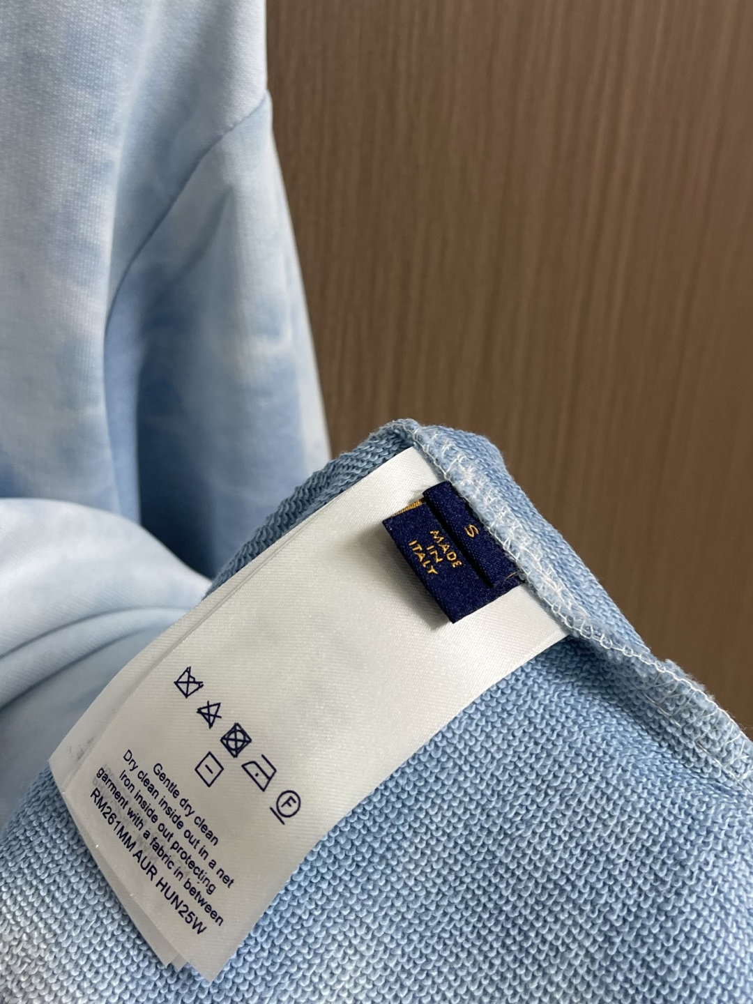 LV 云朵扎染圆领卫衣，采用起绒处理棉质鱼鳞底面料，正面光洁，内里形成丰盈绒毛，配合独特的鱼鳞针织结构，