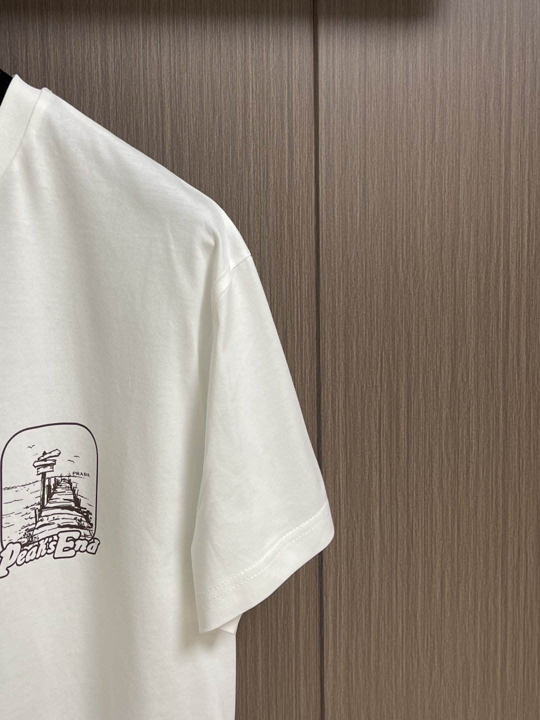 Prada 船港印花圆领短袖T恤，采用50支双股丝光棉，克重165gm2；搭配32支双纱高克重300gm