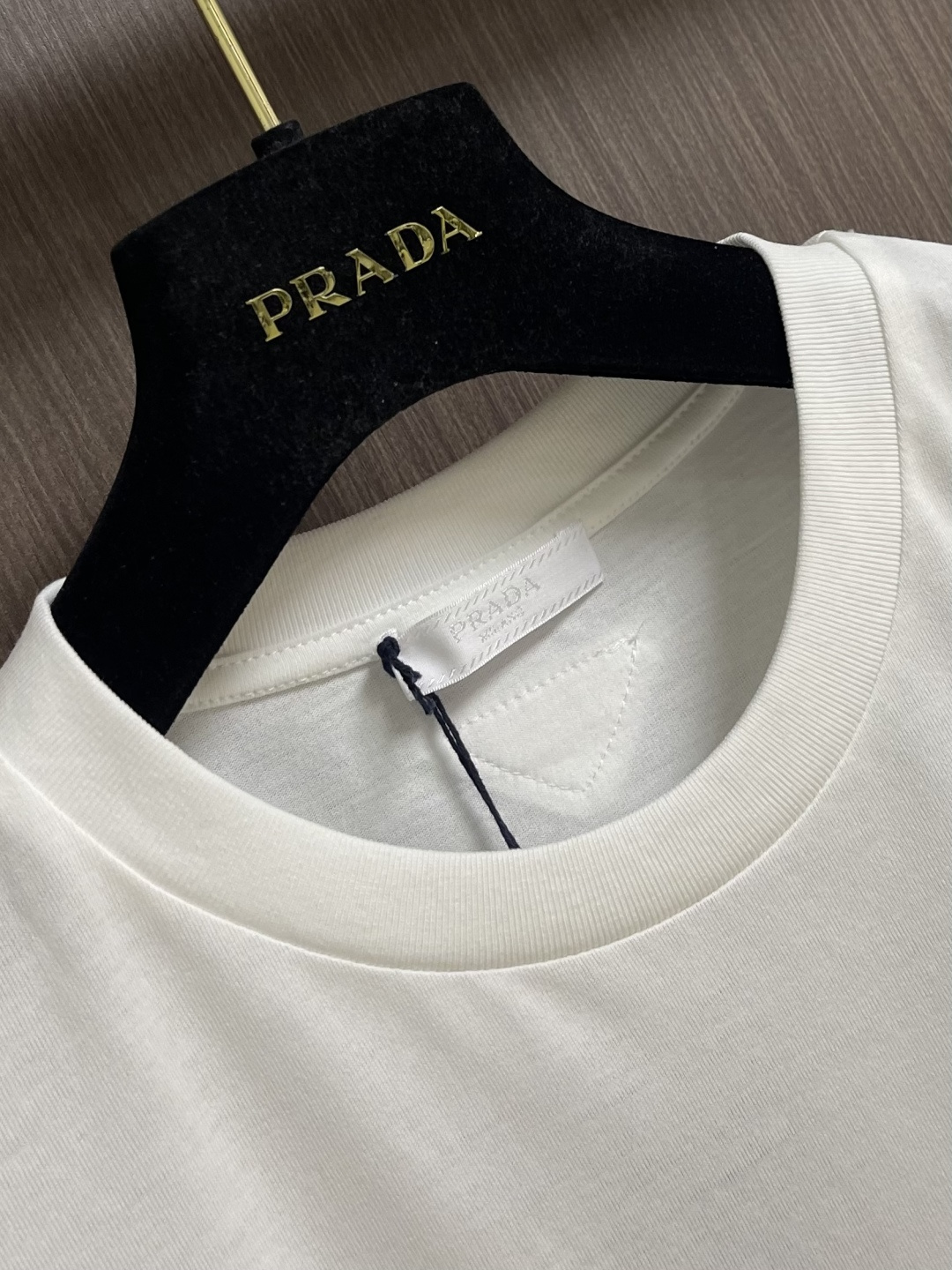 Prada 船港印花圆领短袖T恤，采用50支双股丝光棉，克重165gm2；搭配32支双纱高克重300gm