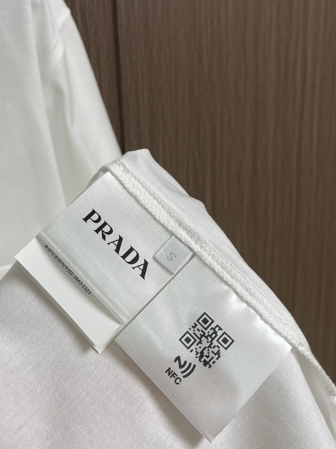 Prada 船港印花圆领短袖T恤，采用50支双股丝光棉，克重165gm2；搭配32支双纱高克重300gm