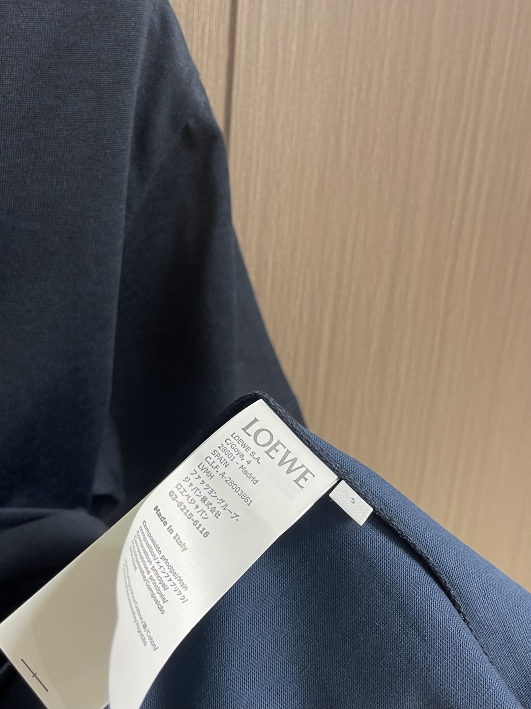 Loewe Hello印花圆领短袖T恤，采用20支彩棉平纹丝光棉混纺面料，克重为230gm2。20支纱线