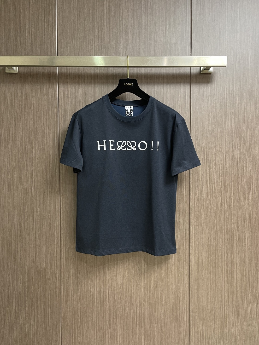 NO:745936,Loewe  Hello printed round neck short-sleeved T-shirt, made of 20-count colored cotton plain mercerized cotton blended fabric, with a weight of 230gm. 2.20-count yarn brings moderate thickness and rustic texture, and mercerization enhances luster and durability. Its core technology lies in the front and back two-color sides  Material composite, through advanced knitting technology or double-layer lamination process, two different colors of fabrics are combined into one, so that the inner and outer sides of the T-shirt show completely different colors. This structure realizes the extremely high wearing fun and practicality of 'one piece of clothing, two looks', and is  A highlight of the design. High-precision screen printing in the form of tiny dots can achieve delicate color gradients and layers and maintain the breathability of the fabric. By adding special additives to the printing slurry or post-processing, the printing coating can produce a natural, ceramic-like texture after curing  The fine crack texture of splitting or leather cracking creates an artistic, retro and unique visual and tactile texture, making the printed pattern not only a slogan, but also a textured expression. The overall wiring is straight and delicate, the fabric is comfortable and soft, and the color is consistent without color difference.  Can be matched with the same style to create a fashionable look, to control various occasions, customized accessories, three standards, the same style for men and women! Sizes XS-L  Clothing length 76,,loewe,T-shirt,tees,t-shirt,19860909Loewe Hello印花圆领短袖T恤,采用20支彩棉平纹丝光棉混纺面料,克重为230gm2.20支纱线带来适中的厚度和质朴的肌理感,丝光处理增强了光泽和耐用性.其核心工艺在于正反双色面料复合,通过先进的针织技术或双层贴合工艺,将两种不同颜色的面料结合为一体,使得T恤的内外两面呈现截然不同的颜色.这种结构实现了'一件衣服,两种外观'的极高穿着趣味性和实用性,是设计上的一大亮点.过高精度网版以微小的网点形式印刷,能实现细腻的色彩渐变和层次,保持面料透气性.通过在印花浆料中加入特殊助剂或经过后处理,使印花涂层在固化后产生自然的、类似陶瓷开片或皮革龟裂的细微裂纹纹理.创造出一种富有艺术感、复古且独特的视觉和触觉肌理,使印花图案不仅是一句标语,更成为一件有质感的表现.整体走线平直细腻,面料舒适柔软,颜色一致无色差 能与同款搭配营造时尚造型,驾驭各种场合,定制辅料,三标齐全,男女同款！尺码XS-L XS码肩宽48 胸围104 衣长70  S码肩宽49.5 胸围108 衣长72  M码 肩宽51 胸围112 衣长74 L码 肩宽52.5 胸围116 衣长76,,loewe,T-shirt,tees，t-shirt,,Men's clothing