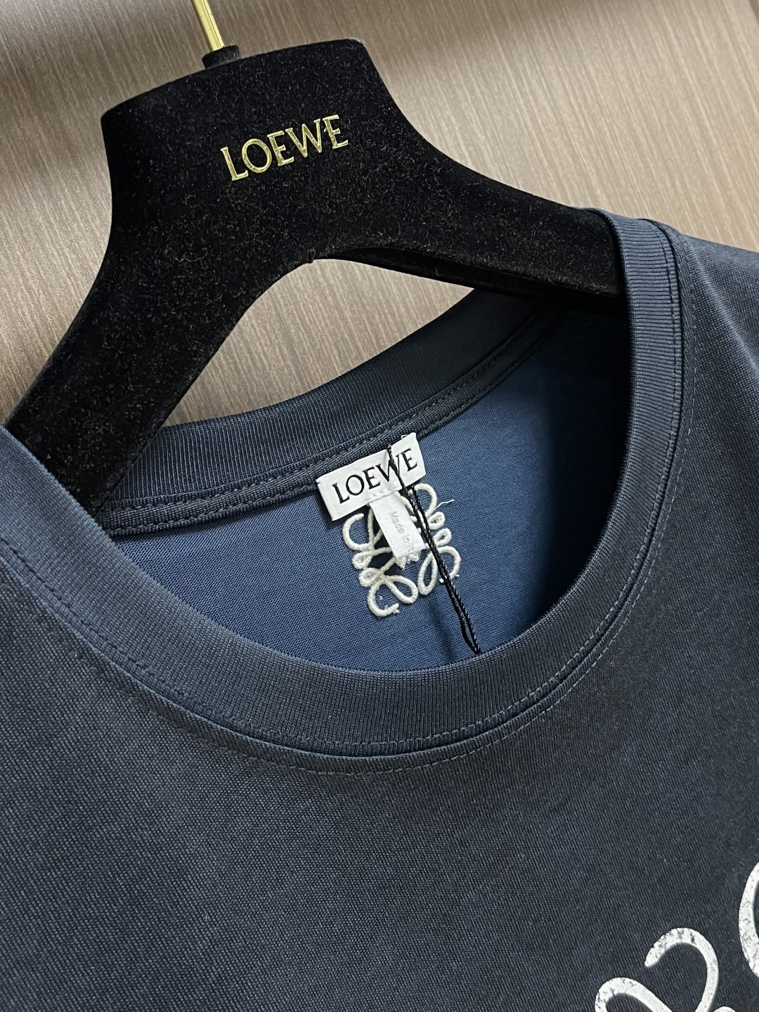 Loewe Hello印花圆领短袖T恤，采用20支彩棉平纹丝光棉混纺面料，克重为230gm2。20支纱线