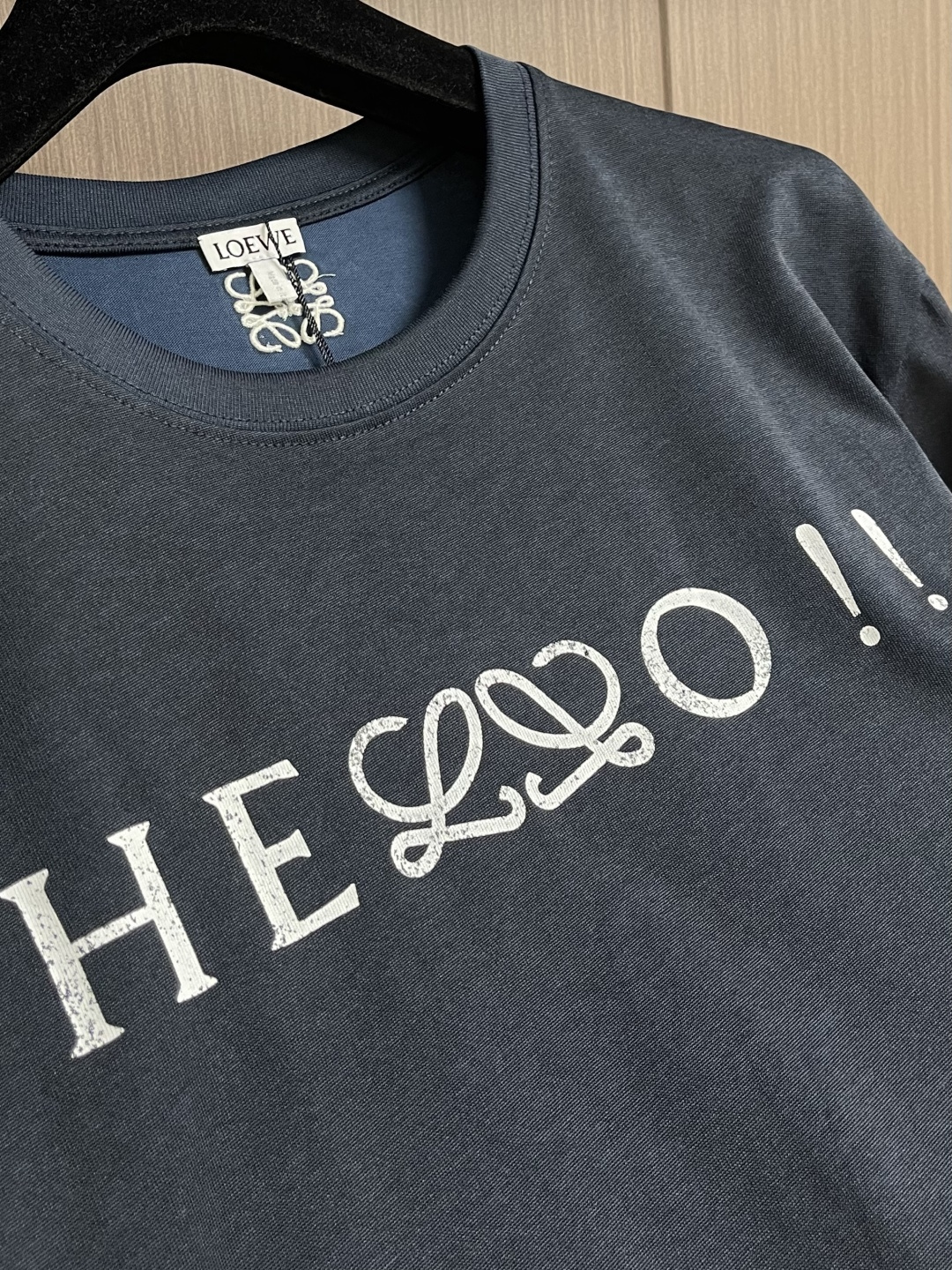 Loewe Hello印花圆领短袖T恤，采用20支彩棉平纹丝光棉混纺面料，克重为230gm2。20支纱线