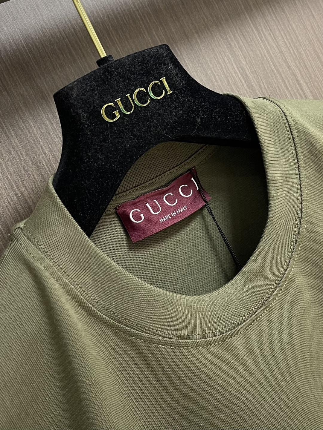 Gucci 森林绿刺绣圆领短袖T恤，采用15支特纺紧密棉，克重为230gm2;32支高克重1x1罗纹用于