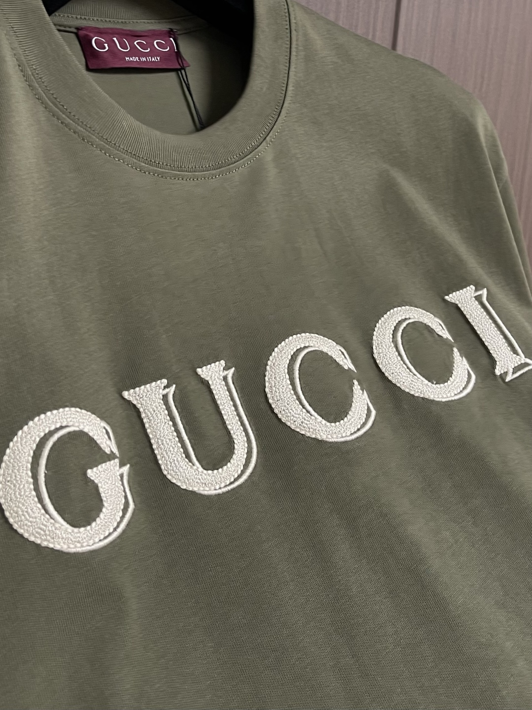 Gucci 森林绿刺绣圆领短袖T恤，采用15支特纺紧密棉，克重为230gm2;32支高克重1x1罗纹用于