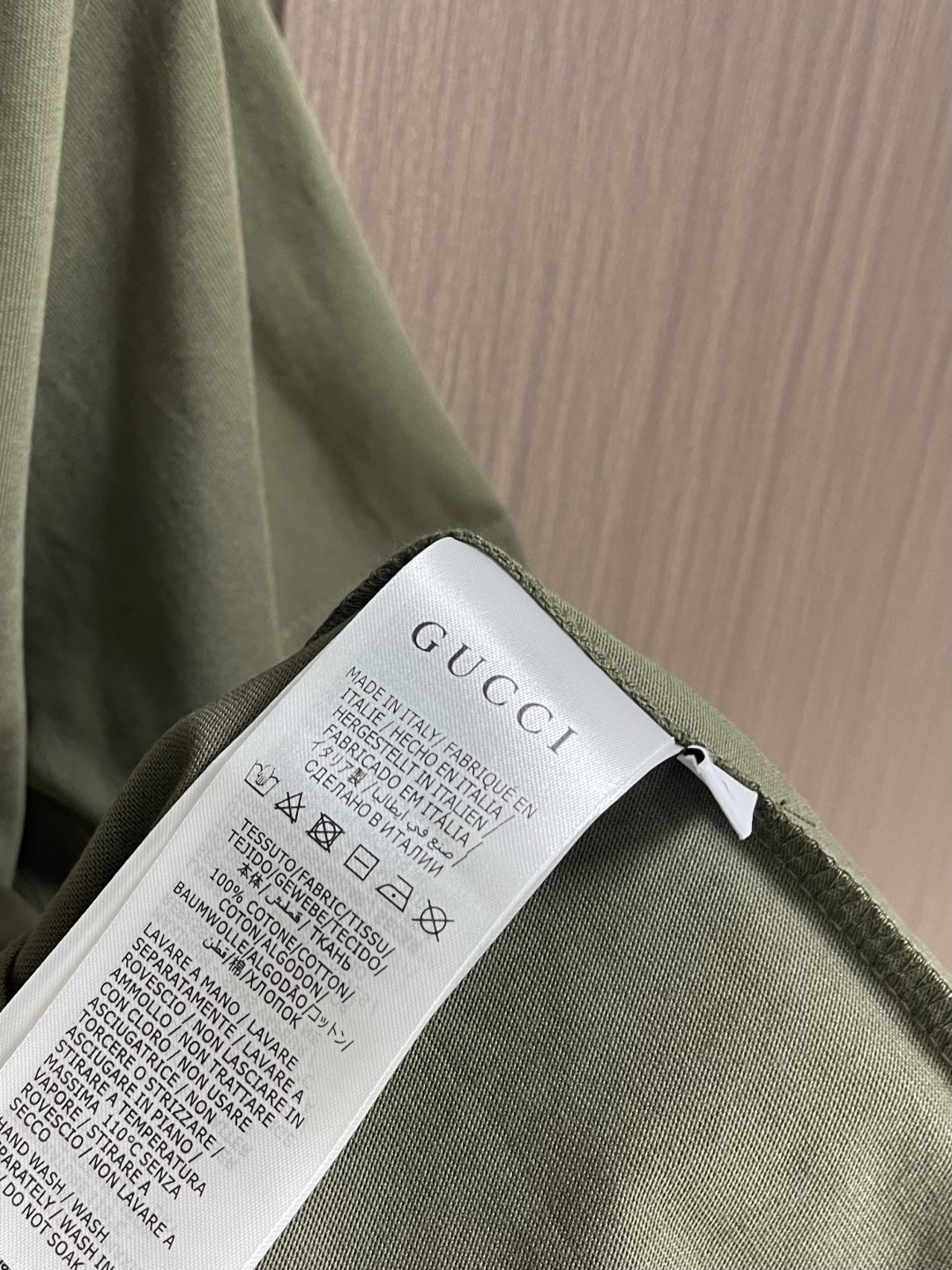 Gucci 森林绿刺绣圆领短袖T恤，采用15支特纺紧密棉，克重为230gm2;32支高克重1x1罗纹用于