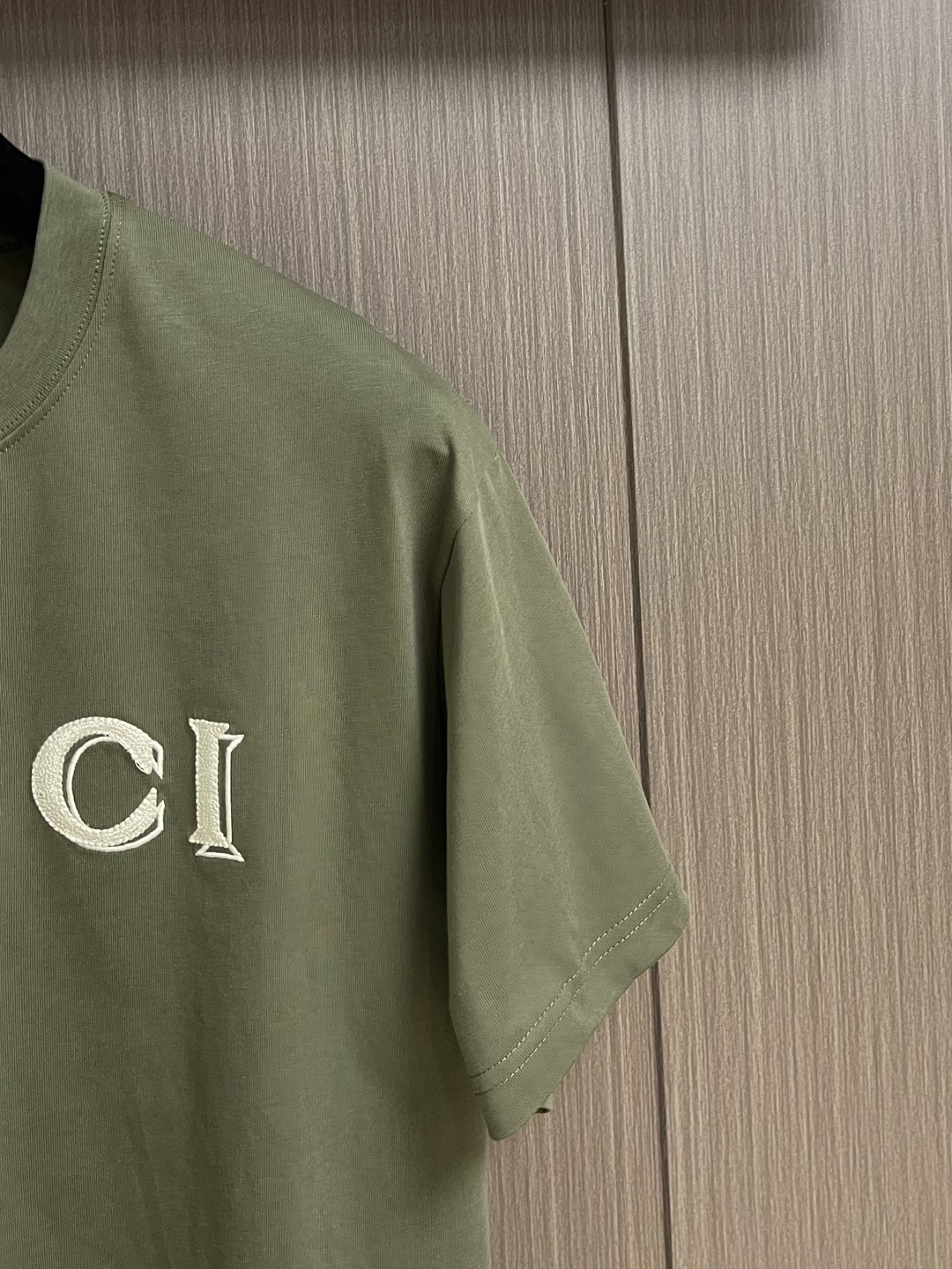 Gucci 森林绿刺绣圆领短袖T恤，采用15支特纺紧密棉，克重为230gm2;32支高克重1x1罗纹用于