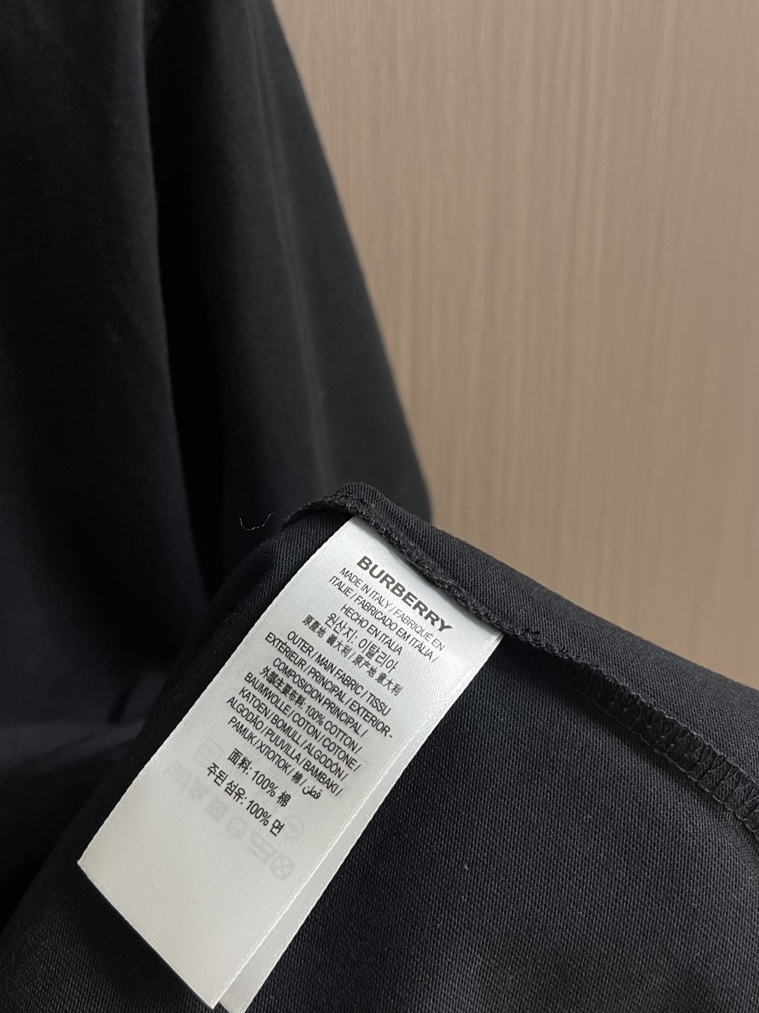 Burberry 叠章战马圆短袖T恤，采用15支特纺紧密棉，克重为230gm2；搭配32支高克重1x1罗