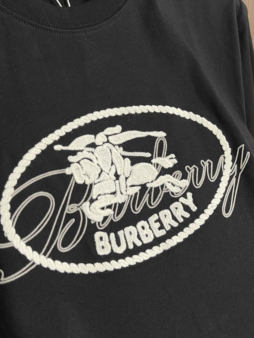 Burberry 叠章战马圆短袖T恤，采用15支特纺紧密棉，克重为230gm2；搭配32支高克重1x1罗
