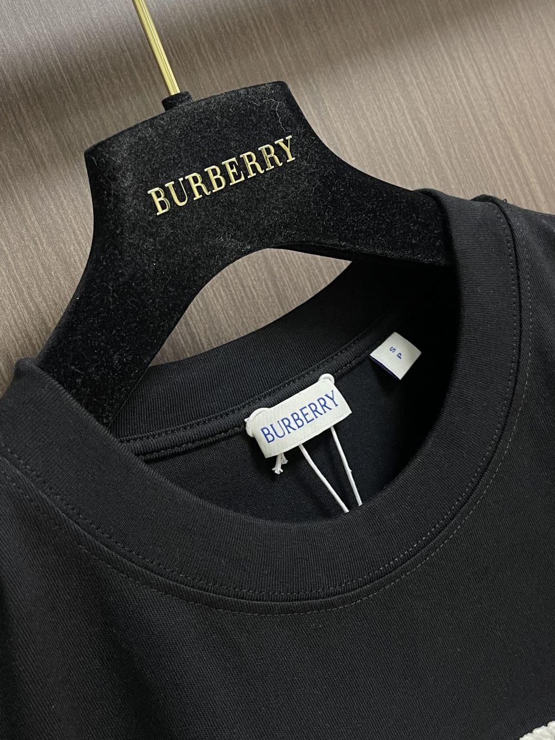 Burberry 叠章战马圆短袖T恤，采用15支特纺紧密棉，克重为230gm2；搭配32支高克重1x1罗