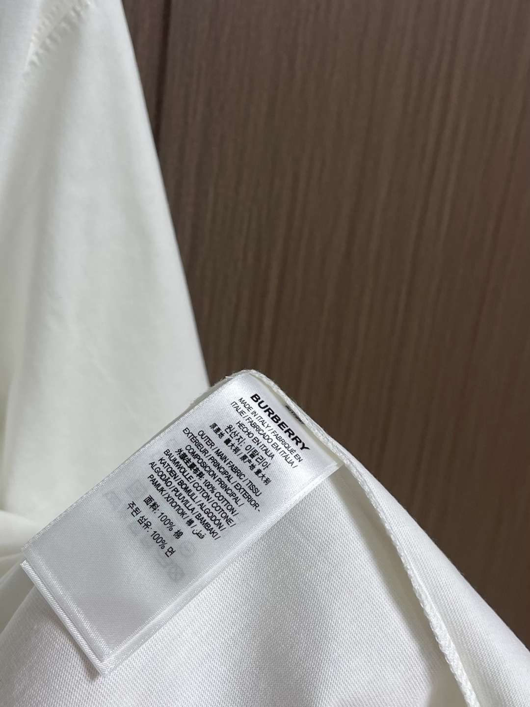 Burberry 叠章战马圆短袖T恤，采用15支特纺紧密棉，克重为230gm2；搭配32支高克重1x1罗