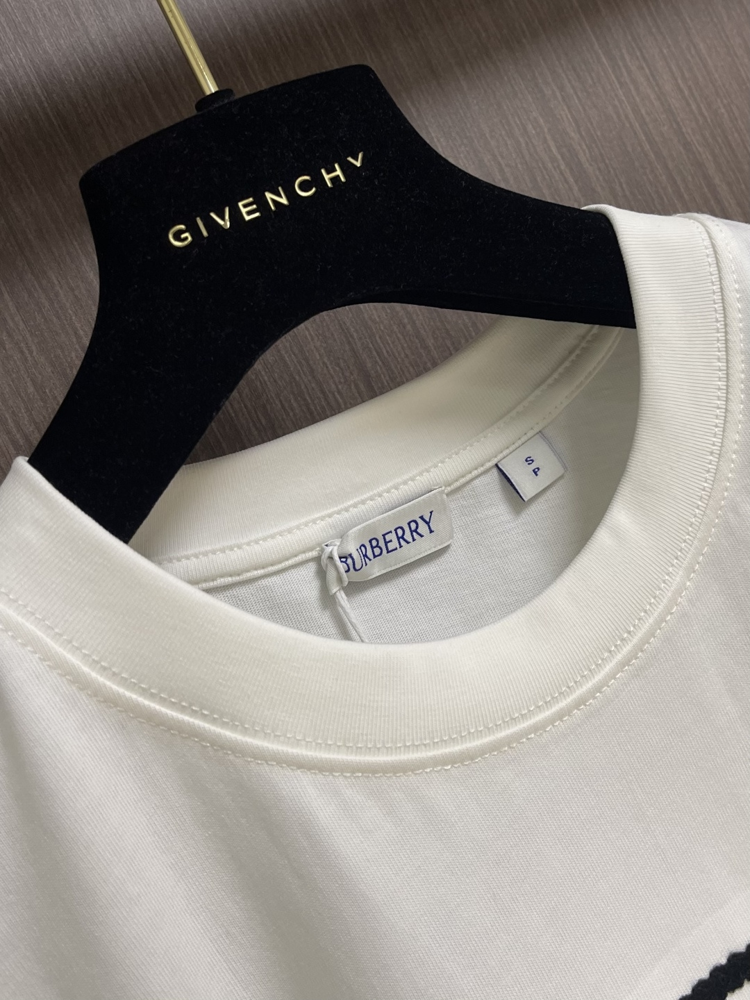 Burberry 叠章战马圆短袖T恤，采用15支特纺紧密棉，克重为230gm2；搭配32支高克重1x1罗