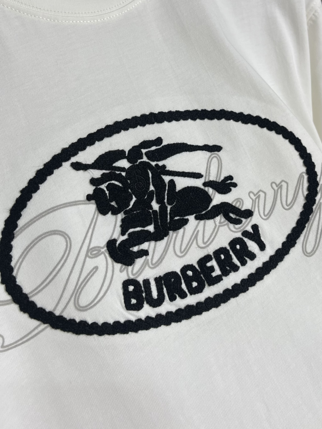 Burberry 叠章战马圆短袖T恤，采用15支特纺紧密棉，克重为230gm2；搭配32支高克重1x1罗