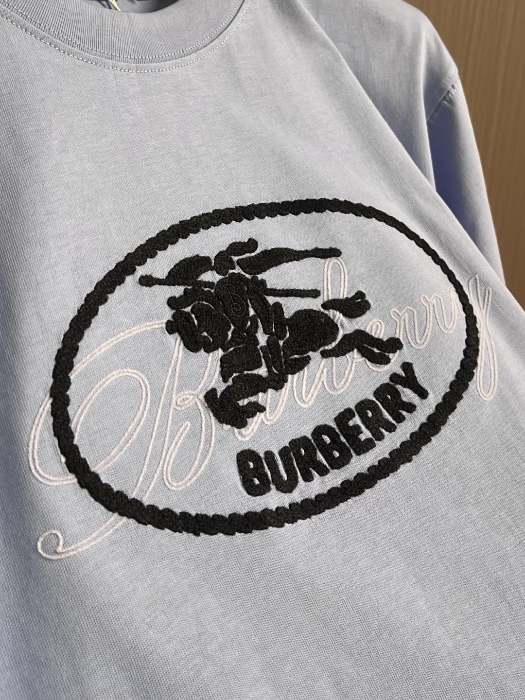 Burberry 叠章战马圆短袖T恤，采用15支特纺紧密棉，克重为230gm2；搭配32支高克重1x1罗