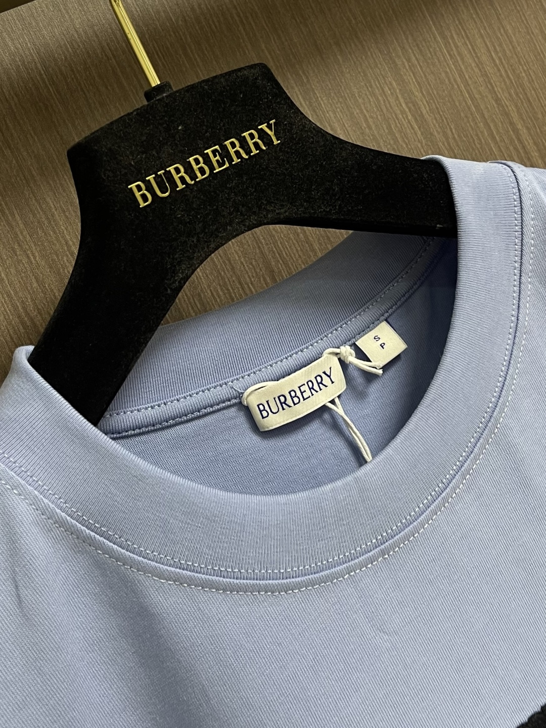 Burberry 叠章战马圆短袖T恤，采用15支特纺紧密棉，克重为230gm2；搭配32支高克重1x1罗