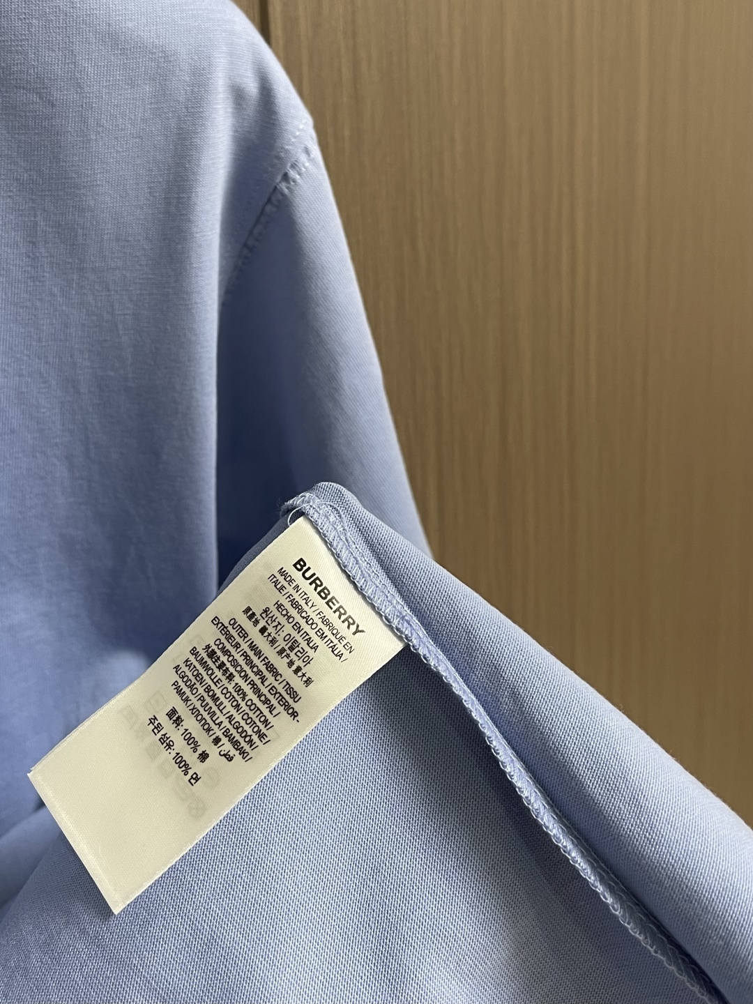 Burberry 叠章战马圆短袖T恤，采用15支特纺紧密棉，克重为230gm2；搭配32支高克重1x1罗