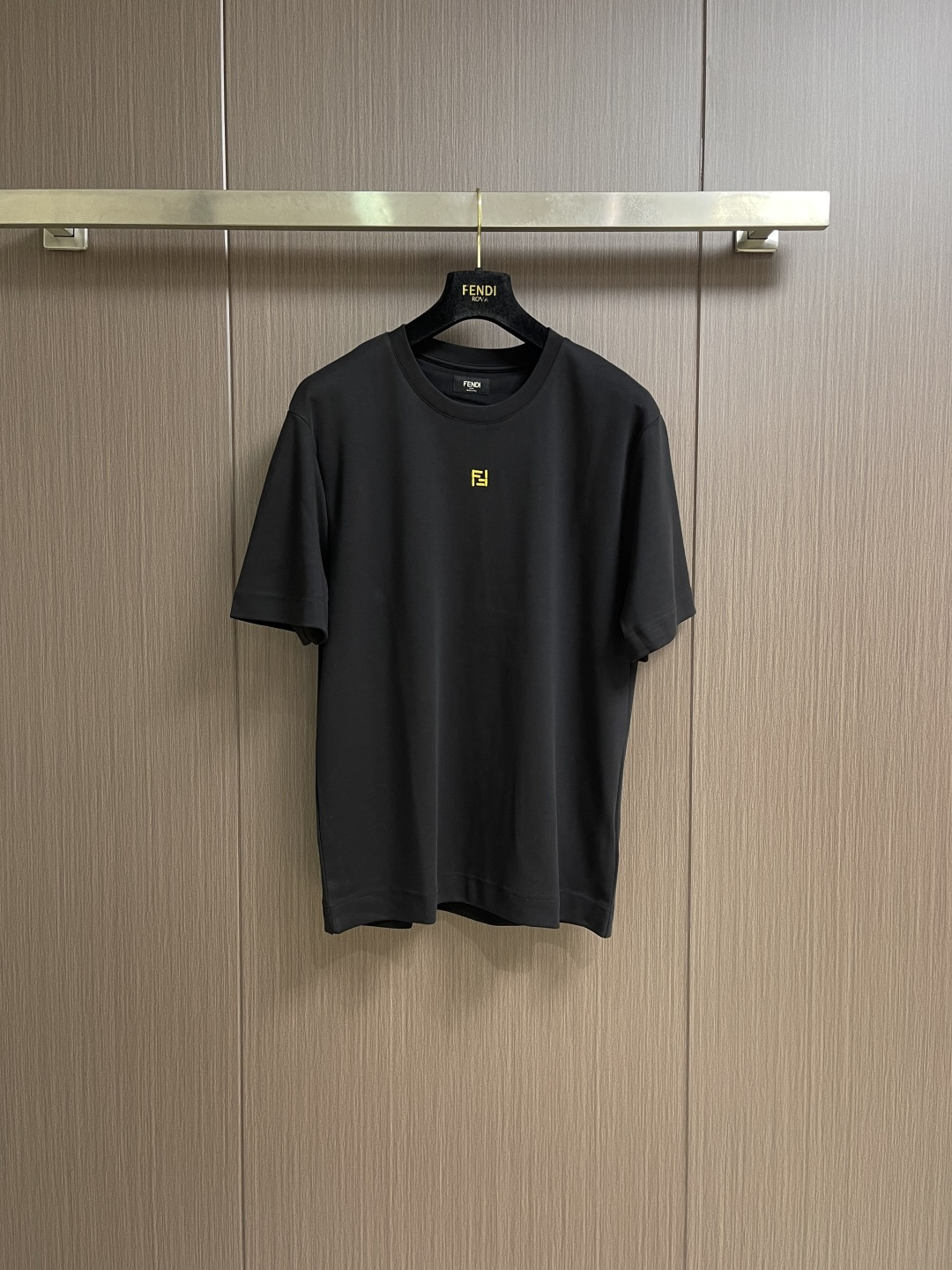 NO:756898,Fendi  Rice grain embroidered round neck short-sleeved T-shirt is made of 24-count double-sided cotton knitted fabric with a weight of 270gm. 24-count is a medium count, which gives the fabric a moderate thickness and good durability. The front and back of the double-sided structure fabric have the same texture, uniform and smooth texture, and have a certain degree of elasticity and stiffness. The weight is in the heavy-weight category, which ensures excellent stiffness, drape and wrinkle resistance, and the full silhouette of the garment.  Easy to collapse. It refers to using the flat stitch method to fill the pattern area with high-density, parallel-arranged linear stitches. Its function is to form a smooth, flat, and full embroidery surface with uniform color and strong coverage. This is achieved by increasing the number of embroidery thread layers and using thicker embroidery thread during embroidery, so that the pattern is obviously protruding from the surface of the fabric, forming a touchable relief feeling. The overall line routing is straight and delicate, the fabric is comfortable and soft, and the color is consistent and has no color difference.  Can be matched with the same style to create a fashionable look, control various combinations, customized accessories, complete three standards, same style for men and women!  Sizes XS-L19860909Fendi 米粒刺绣圆领短袖T恤,采用24支双面棉质针织面料,克重为270gm2.24支属于中支数,赋予面料适中的厚度和良好的耐用性.双面结构面料正反面质感一致,质地均匀、平整且具有一定的弹性和挺括度.克重属于重磅级别,这确保具有优异的挺括感、垂坠感和抗皱性,成衣廓形饱满不易软塌.指使用平针针法通过高密度、平行排列的直线针脚来填充图案区域.其作用是形成光滑、平整、饱满的绣面,色彩均匀,覆盖力强.通过增加绣线层数在刺绣时使用较粗的绣线实现,使图案明显凸出于面料表面,形成触手可及的浮雕感.整体走线平直细腻,面料舒适柔软,颜色一致无色差 能与同款搭配营造时尚造型,驾驭各种合,定制辅料,三标齐全,男女同款！尺码XS-L XS码肩宽47.5 胸围104 衣长70  S码肩宽49 胸围108 衣长72  M码 肩宽50.5 胸围112衣长74 L码 肩宽52 胸围116衣长76,,fendi,T-shirt,tees，t-shirt,,Men's clothing