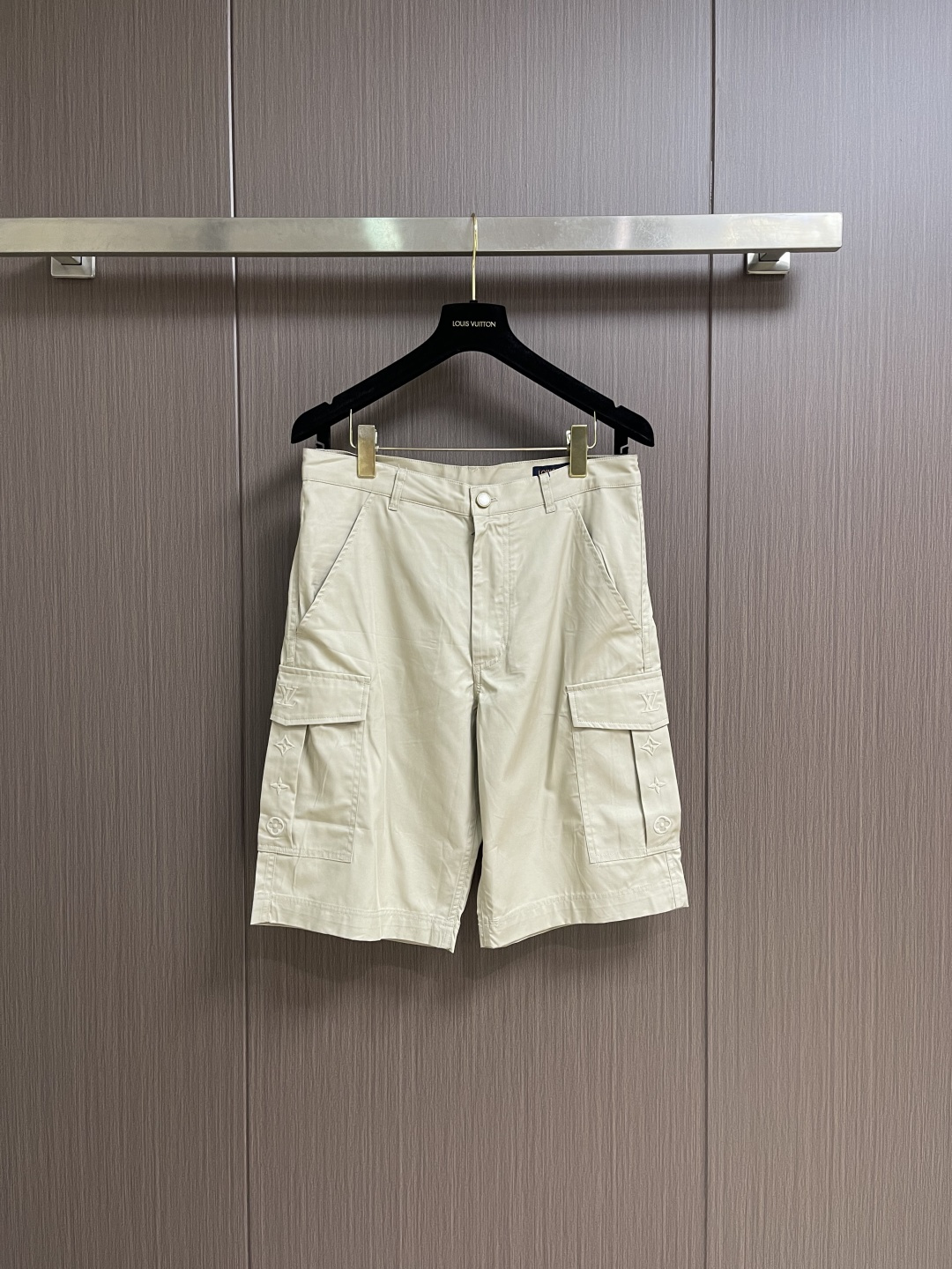 NO:756896,LV 2026SS new spring and summer straight casual shorts, overalls made of fine silk and cotton blend, overalls pockets with embroidered logo, Louis Vuitton Malletier patch on the right back pocket, pearlescent button closure, Italian pockets, flap back pocket with pearlescent buttons, classic cut. Sizes S-XL 46-52 S code, pants length 58, waist 86 hips 105, medium size pants length 59  Waist 90 Hips 109 Large pants length 60 Waist 94 Hips 113 XL pants length 61 Waist 98 Hips 117,,louis vuitton,louis vuitton,shorts,19860909LV 2026SS 春夏新款直筒休闲短裤,工装裤取材细腻丝棉混纺,工装口袋呈现刺绣标识,右侧后袋Louis Vuitton Malletier 贴饰,珠光纽扣开合 意式口袋,翻盖后袋配有珠光纽扣,经典版型剪裁.尺码S-XL 46-52 S码 裤长58 腰围86 臀围105 M码裤长59 腰围90 臀围109 L码 裤长60 腰围94 臀围113 XL码裤长61 腰围98 臀围117,,louis vuitton,louis vuitton,shorts,,Men's clothing